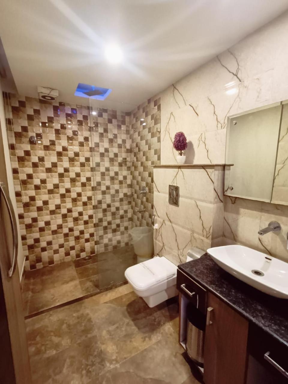 Hotel Waterfall Paschim Vihar