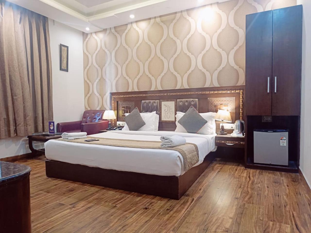Hotel Waterfall Paschim Vihar