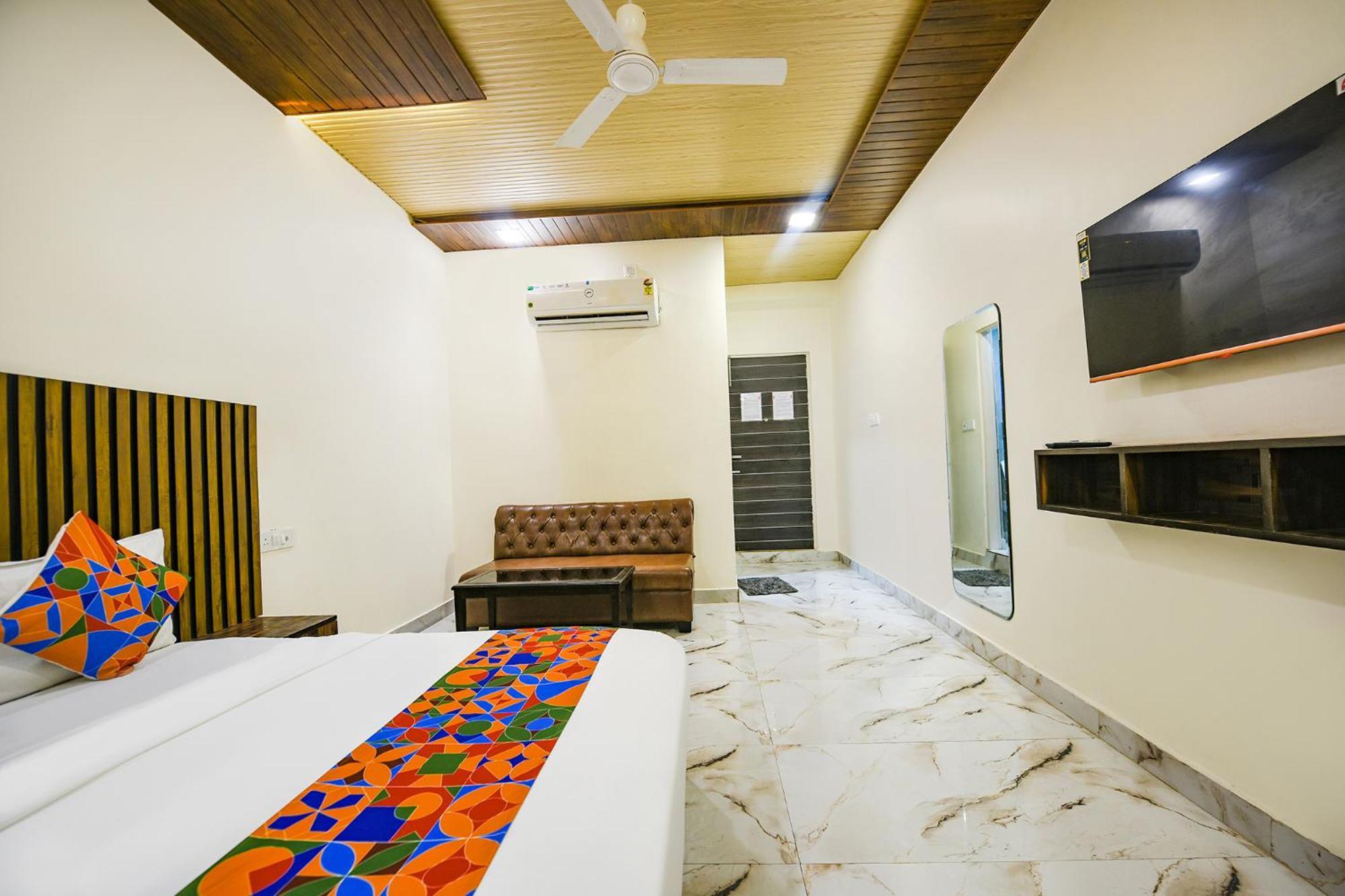 Hotel Fabhotel The Crystal Palace Delhi (National Capital Territory of India)