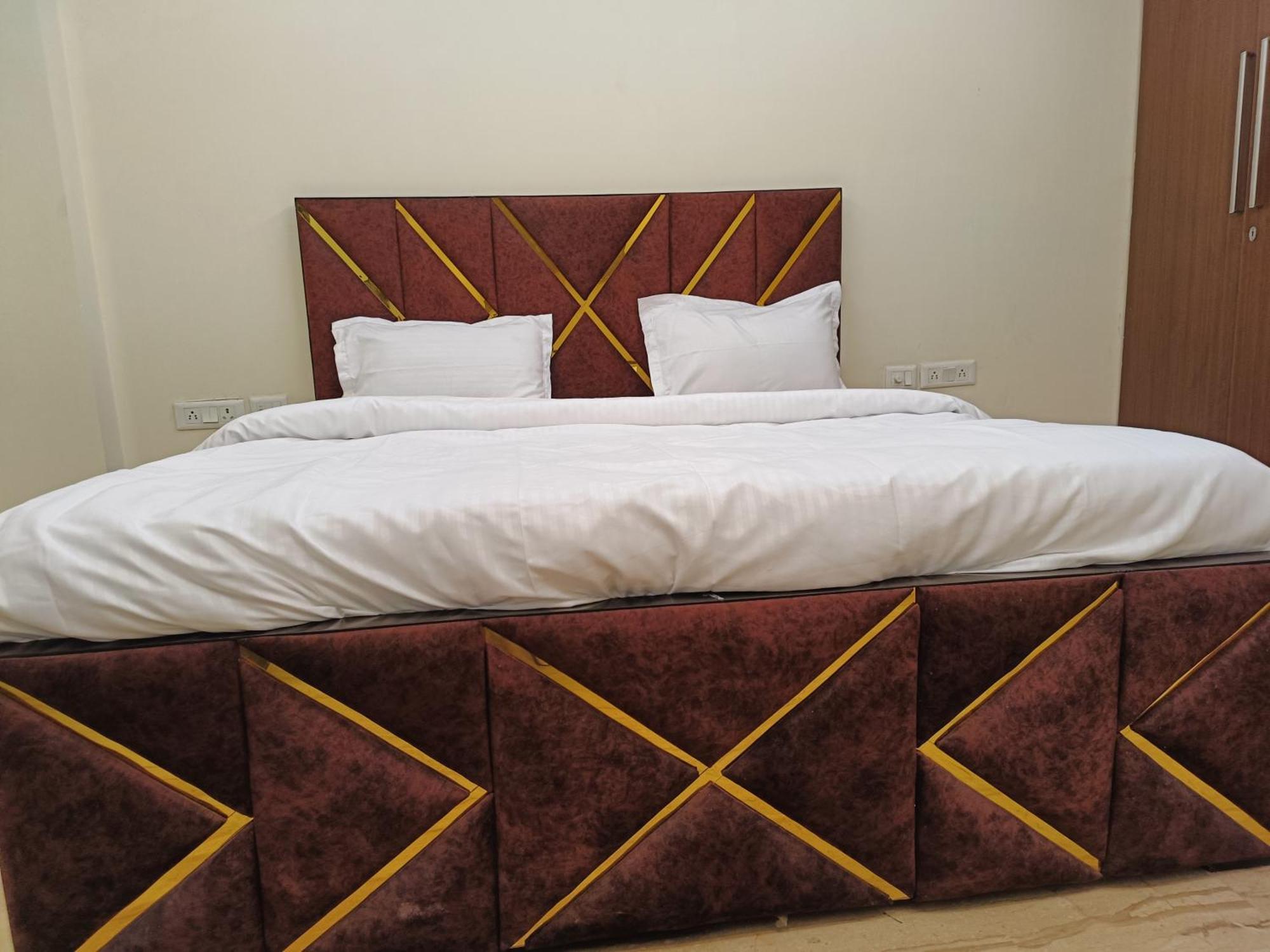 Hotel Greenleaf And Suites, Greater Kailash 1