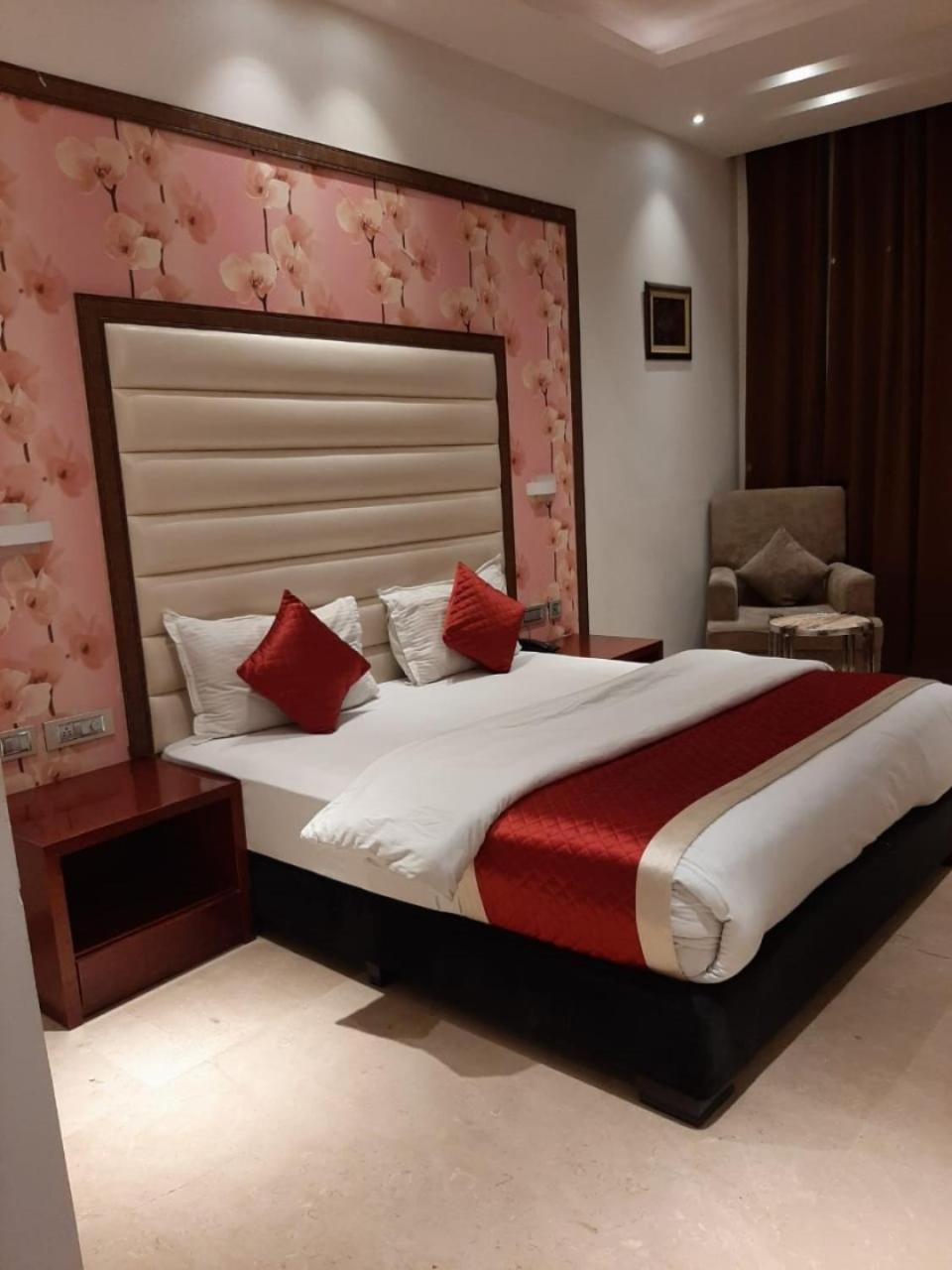 C- Pearls And Banquet Hotel