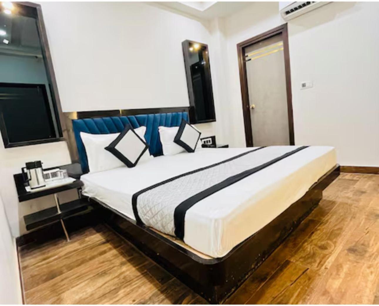 Red Stone - Near Railway Station - Paharganj New Delhi