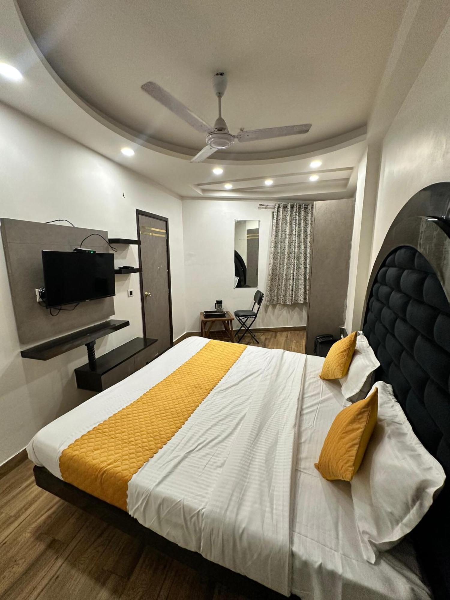 Hotel Red Stone - Near Railway Station - Paharganj New Delhi
