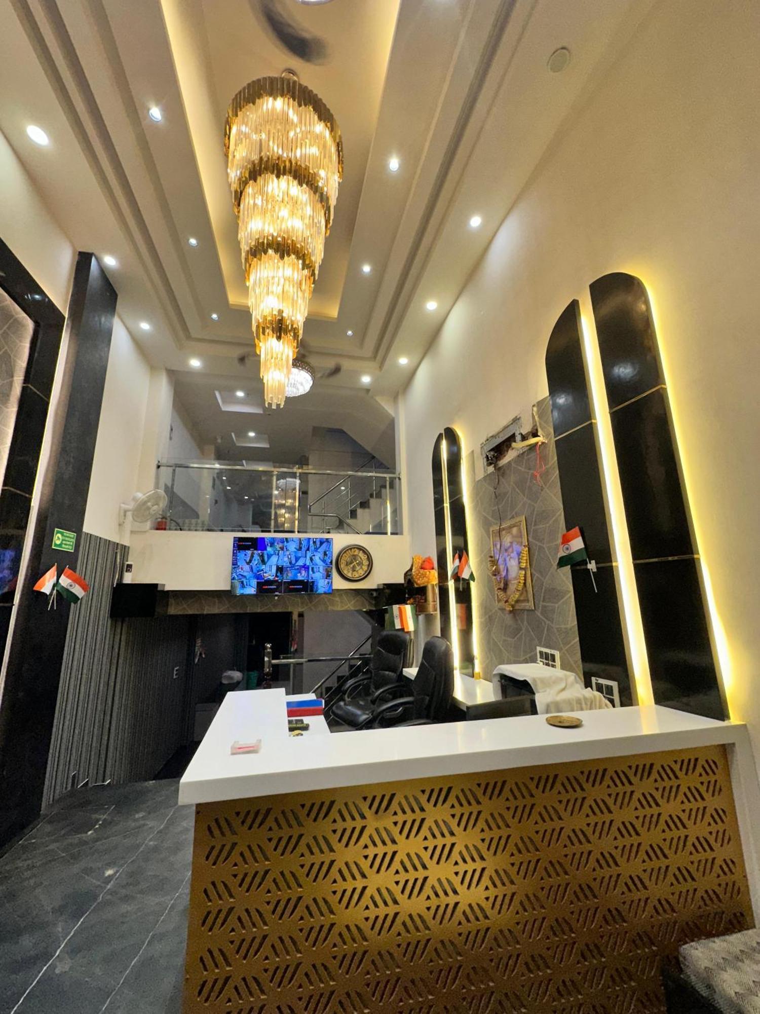 Red Stone - Near Railway Station - Paharganj Hotel New Delhi