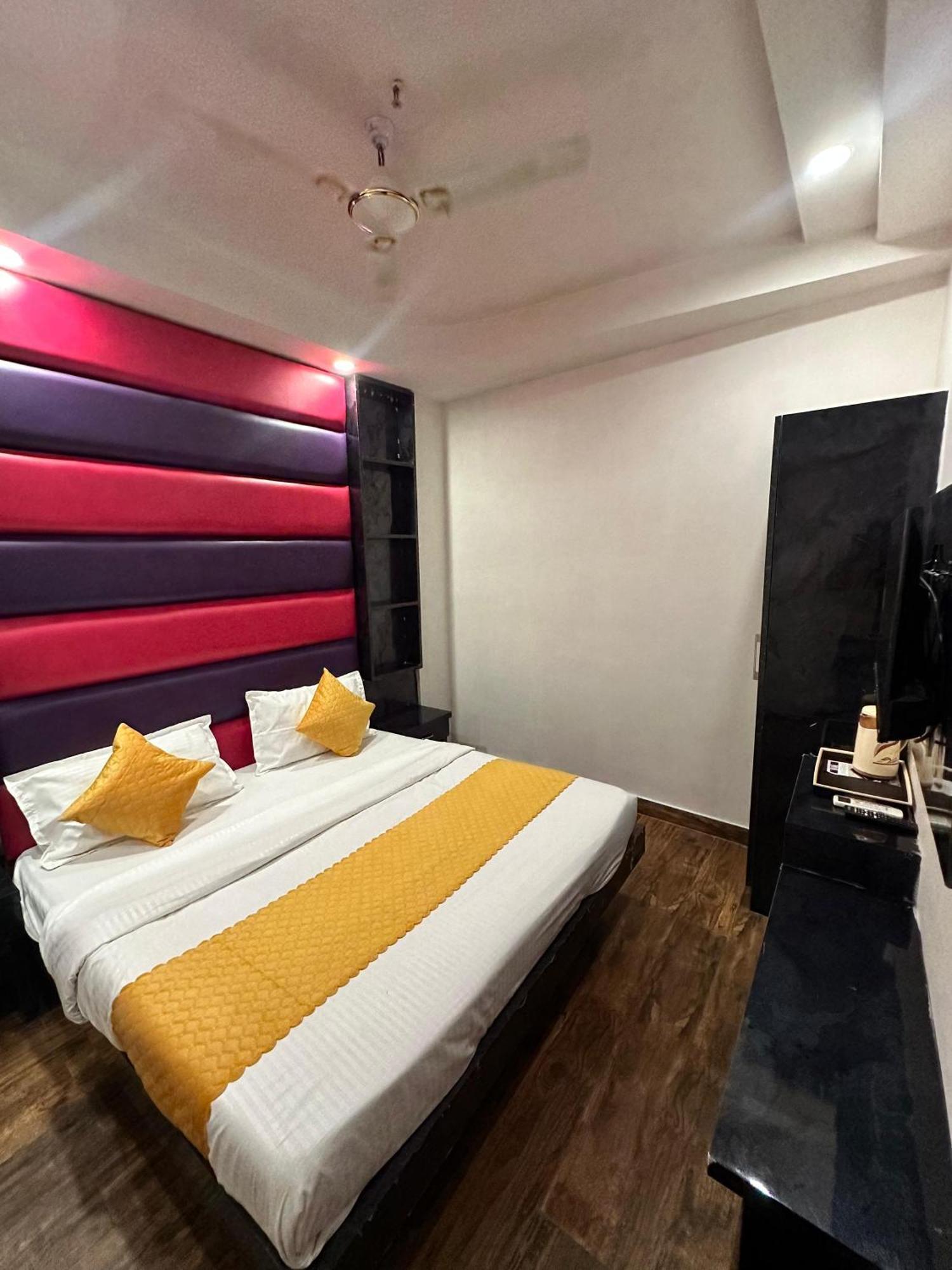 Hotel Red Stone - Near Railway Station - Paharganj New Delhi