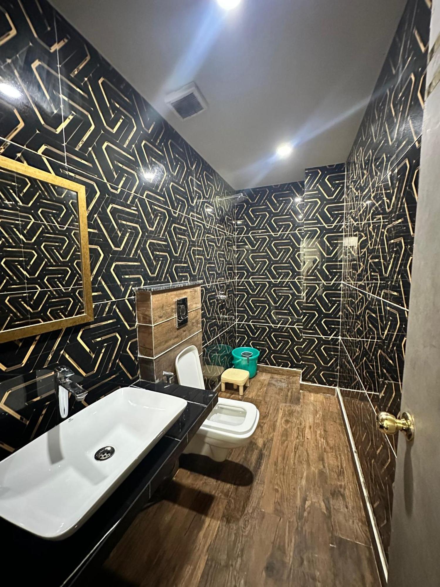 Hotel Red Stone - Near Railway Station - Paharganj New Delhi
