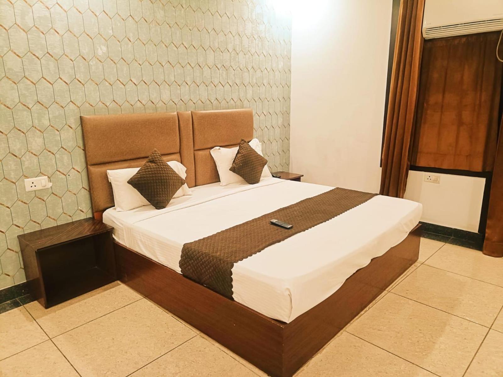 Prime Plaza Ambs Near Igi Airport