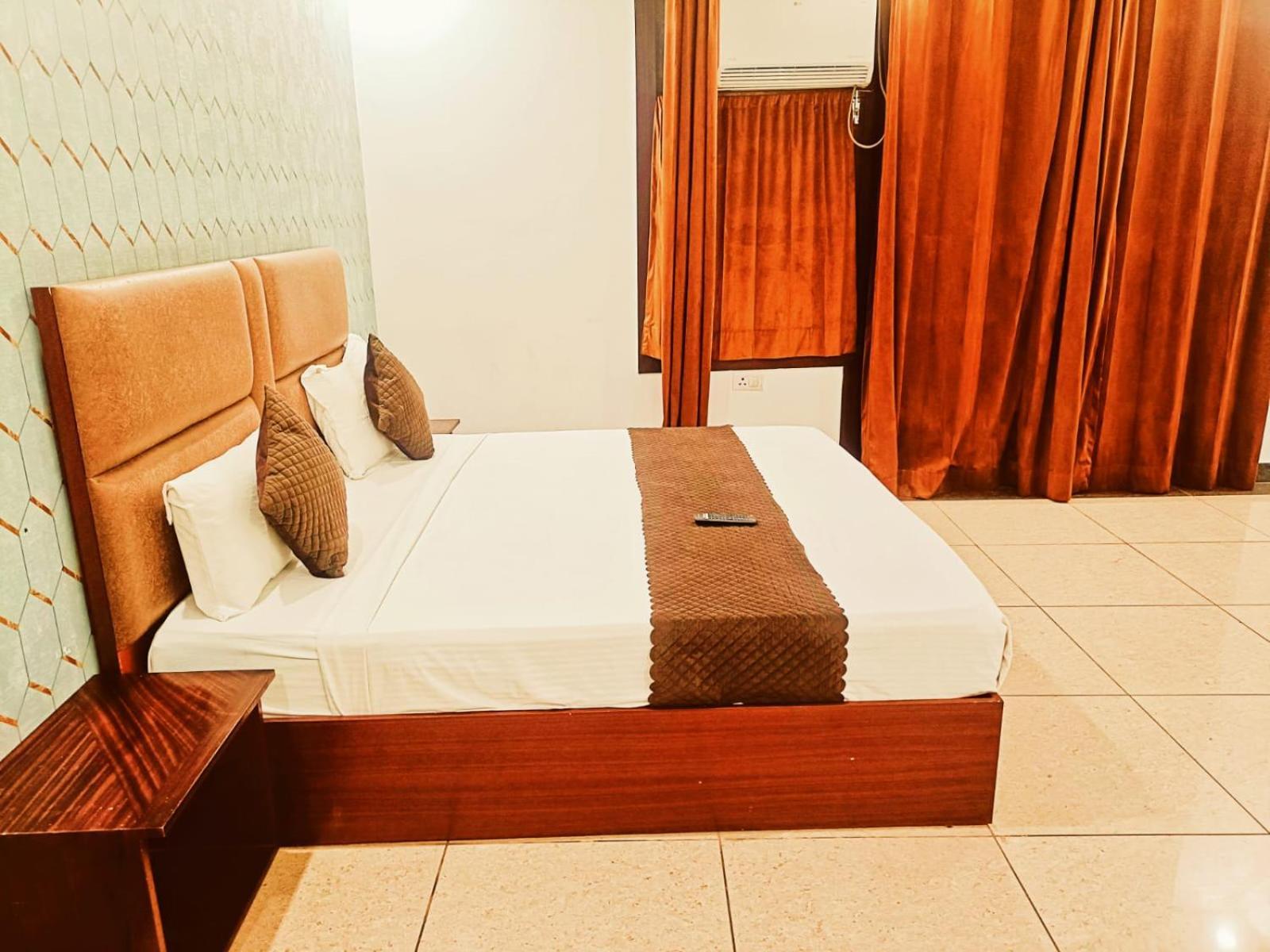 Casa de hóspedes Prime Plaza Ambs Near Igi Airport Nova Deli