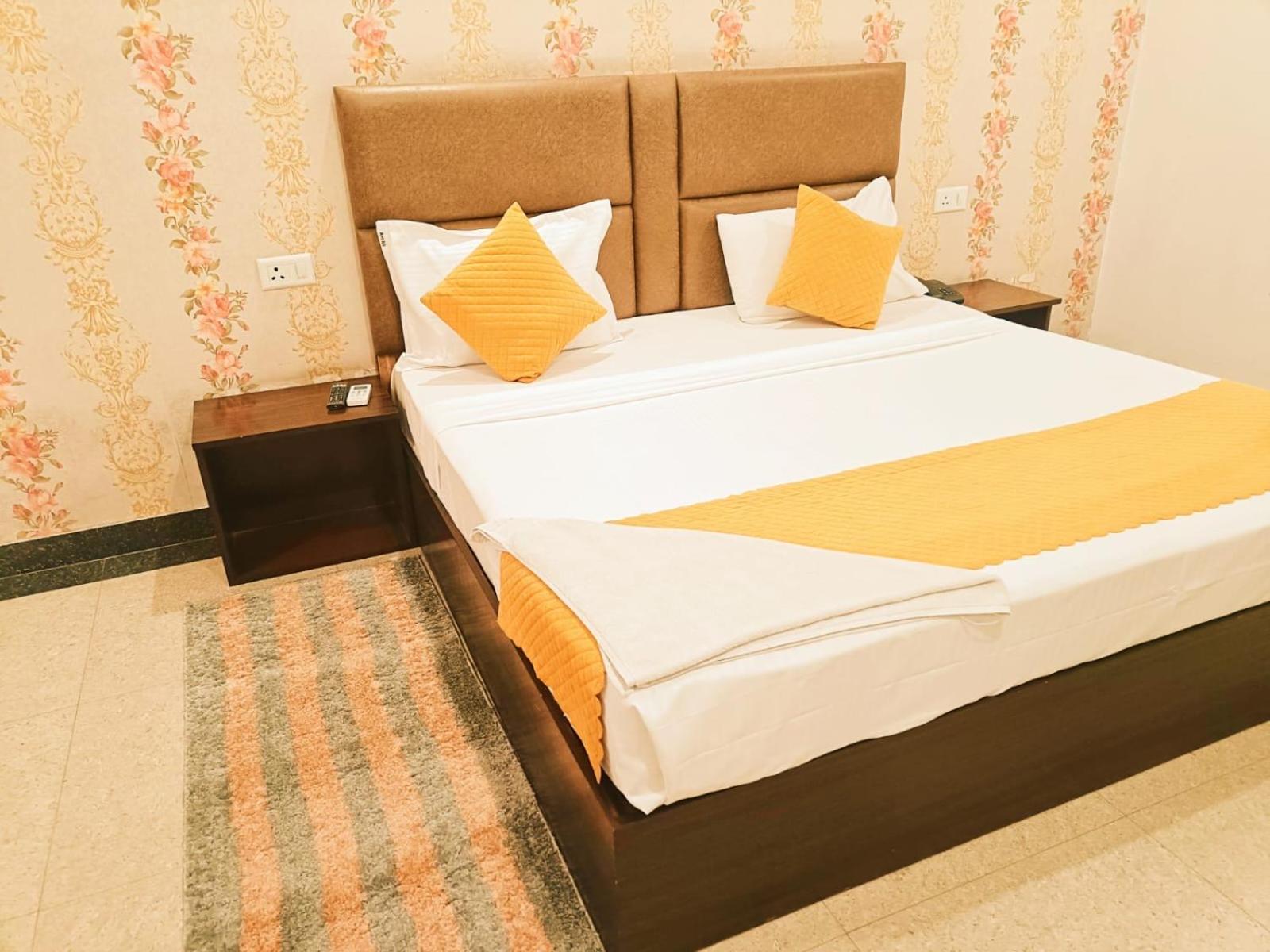 Prime Plaza Ambs Near Igi Airport