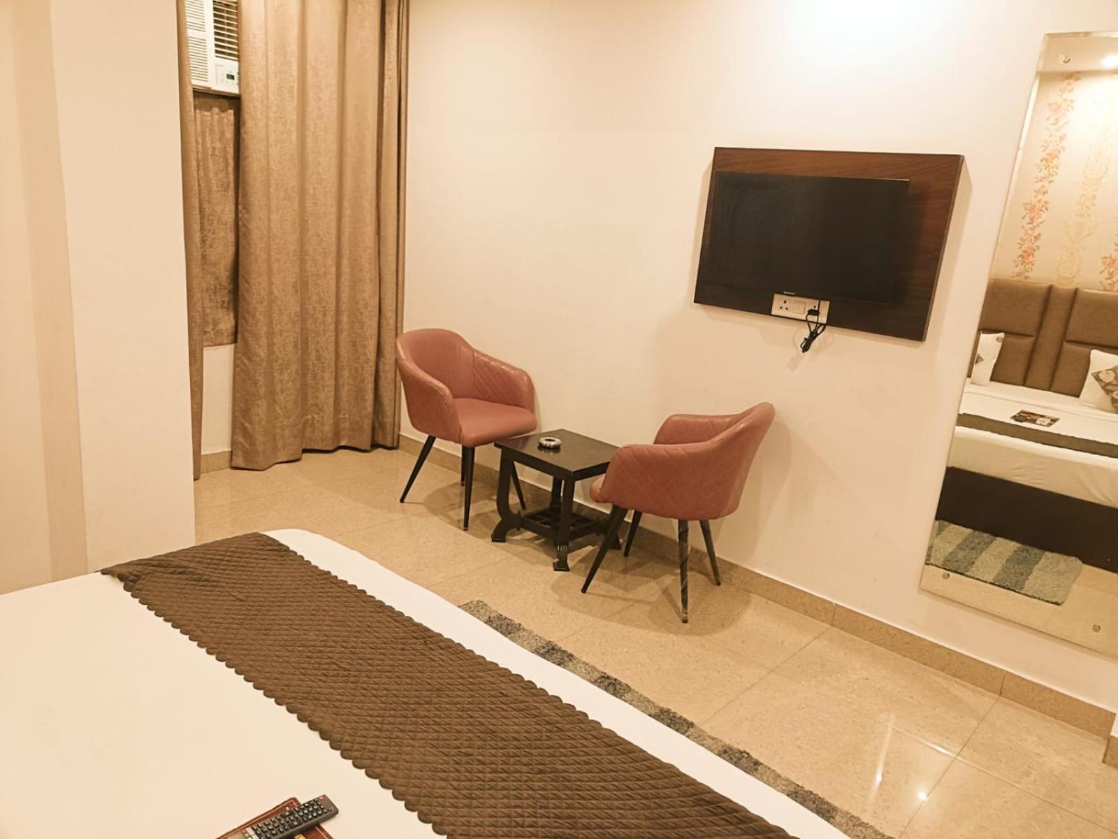 Prime Plaza Ambs Near Igi Airport *