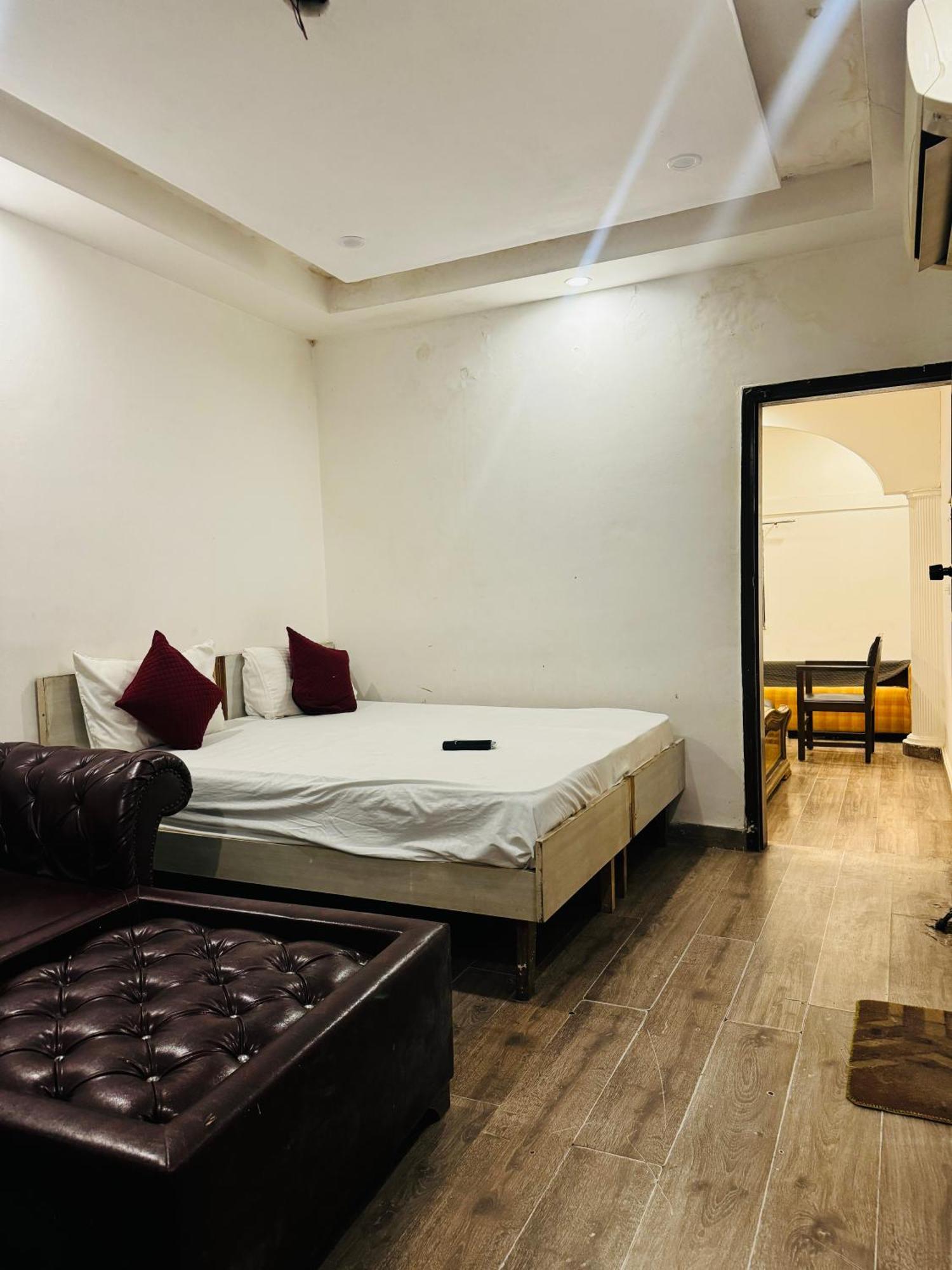 Bir Homes Near Hazrat Nizamuddin Railway Station 3*