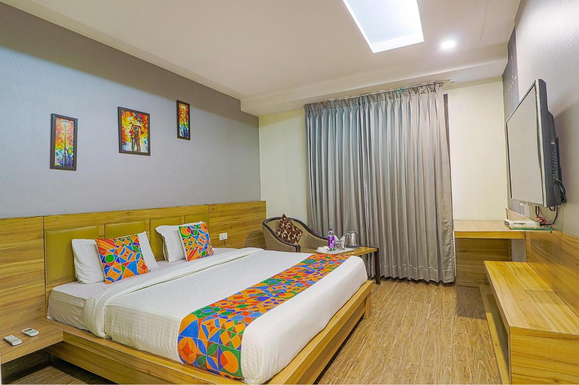 Hotel Golden Tower At Delhi Airport 4*