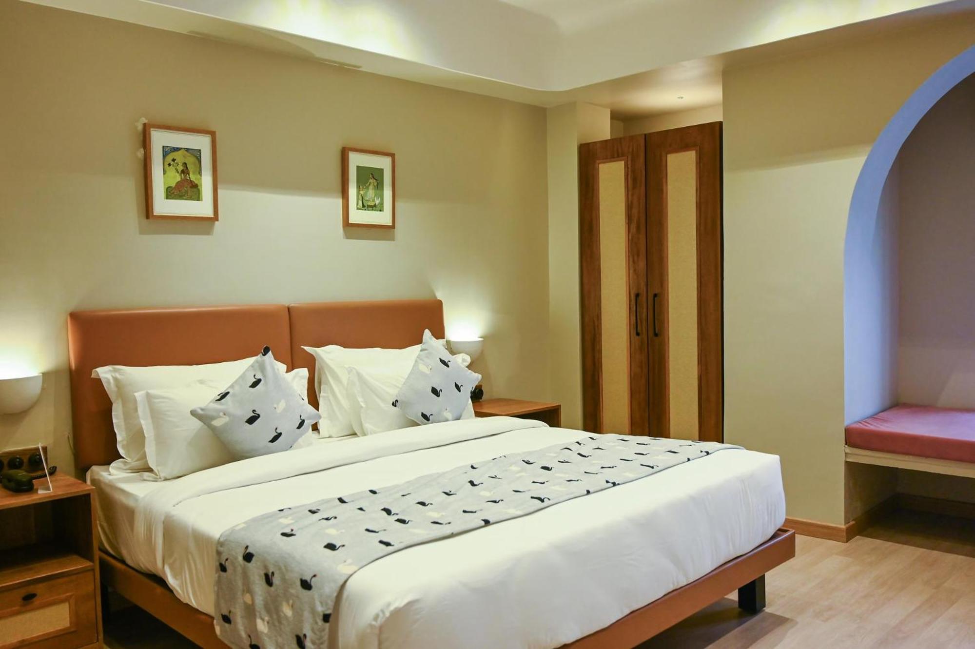 Golden Tower At Delhi Airport Hotel 4*