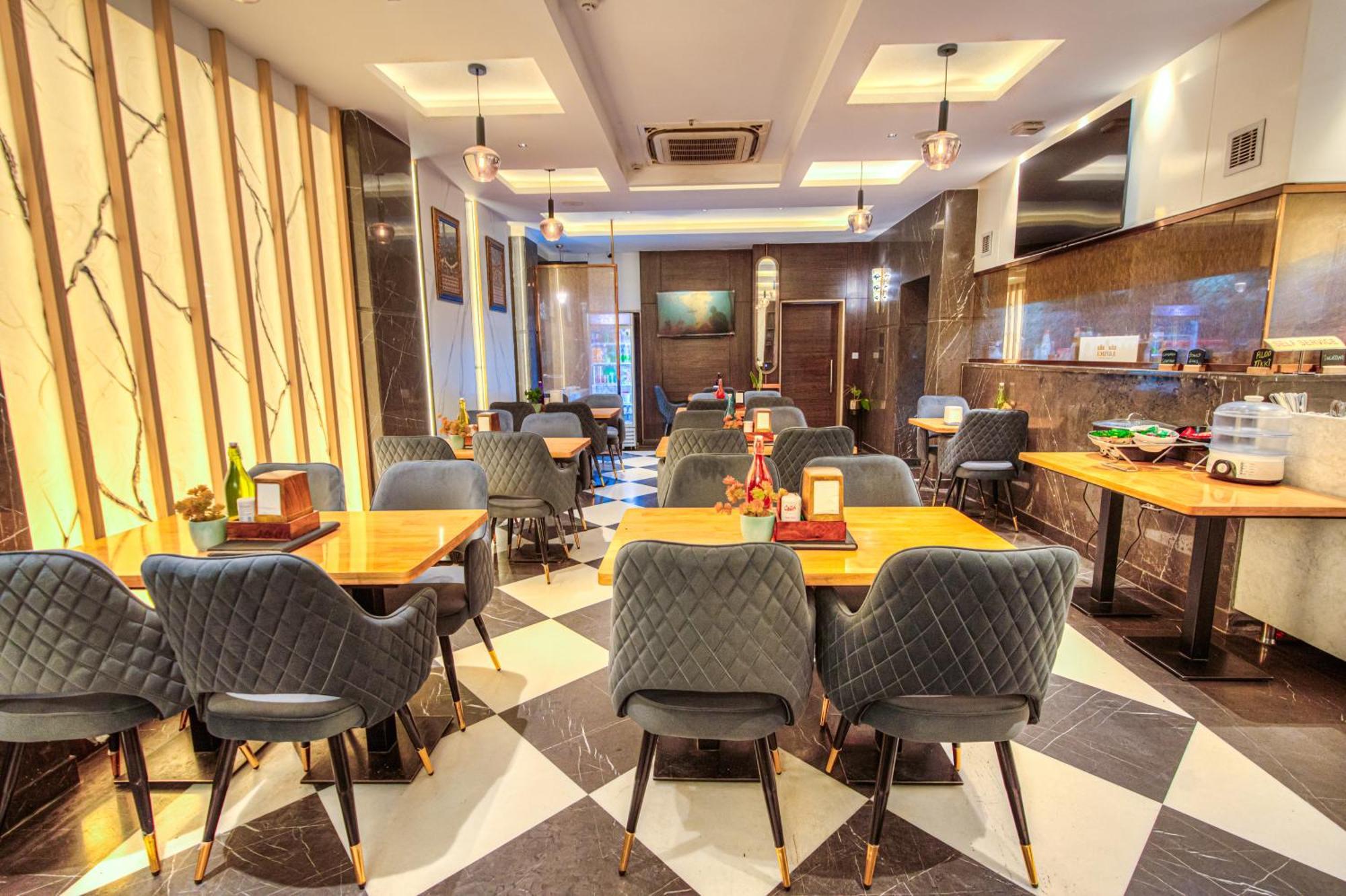 The Singh Empire, Hotel New Delhi