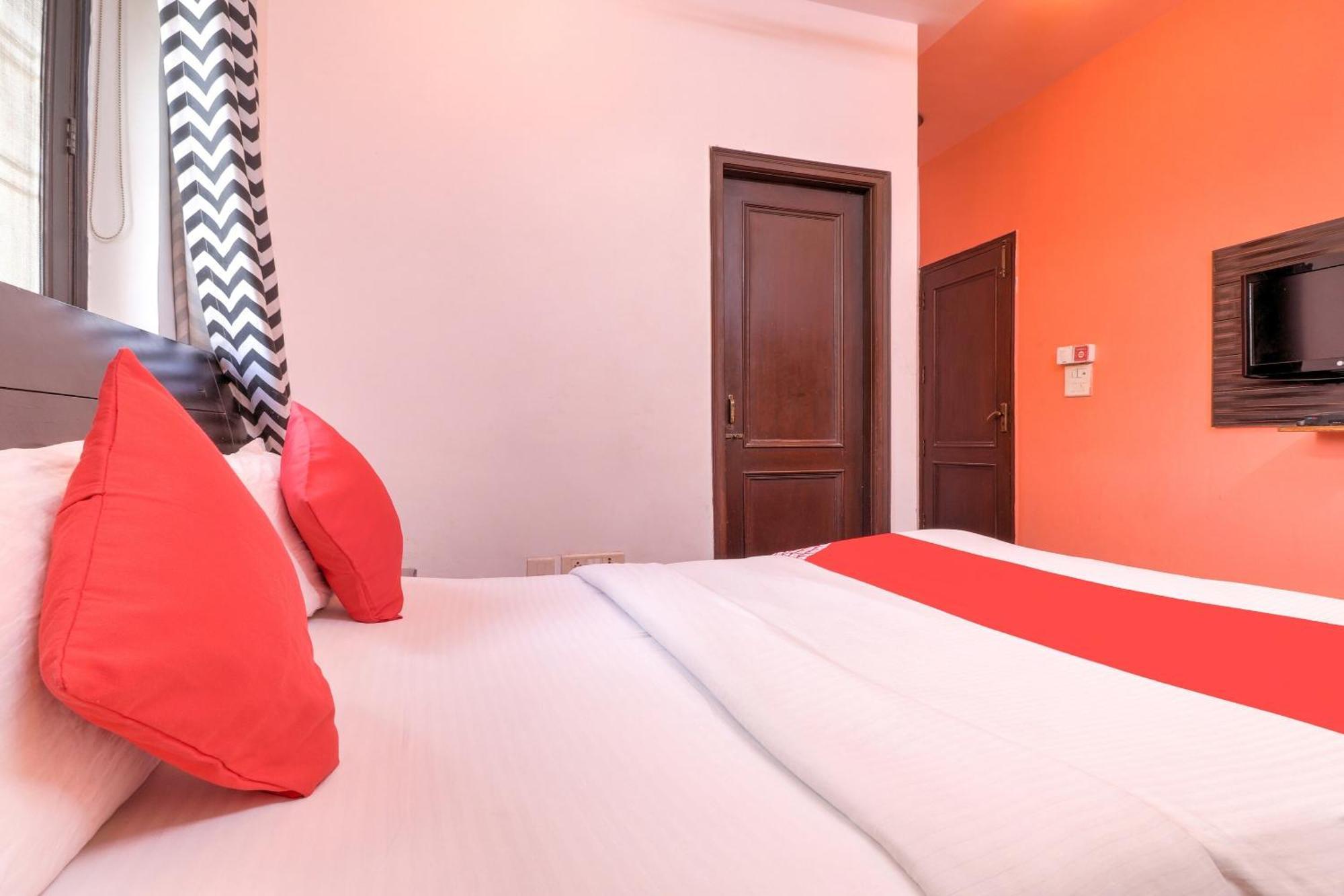 O Near Nizanuddin Hotel 3*