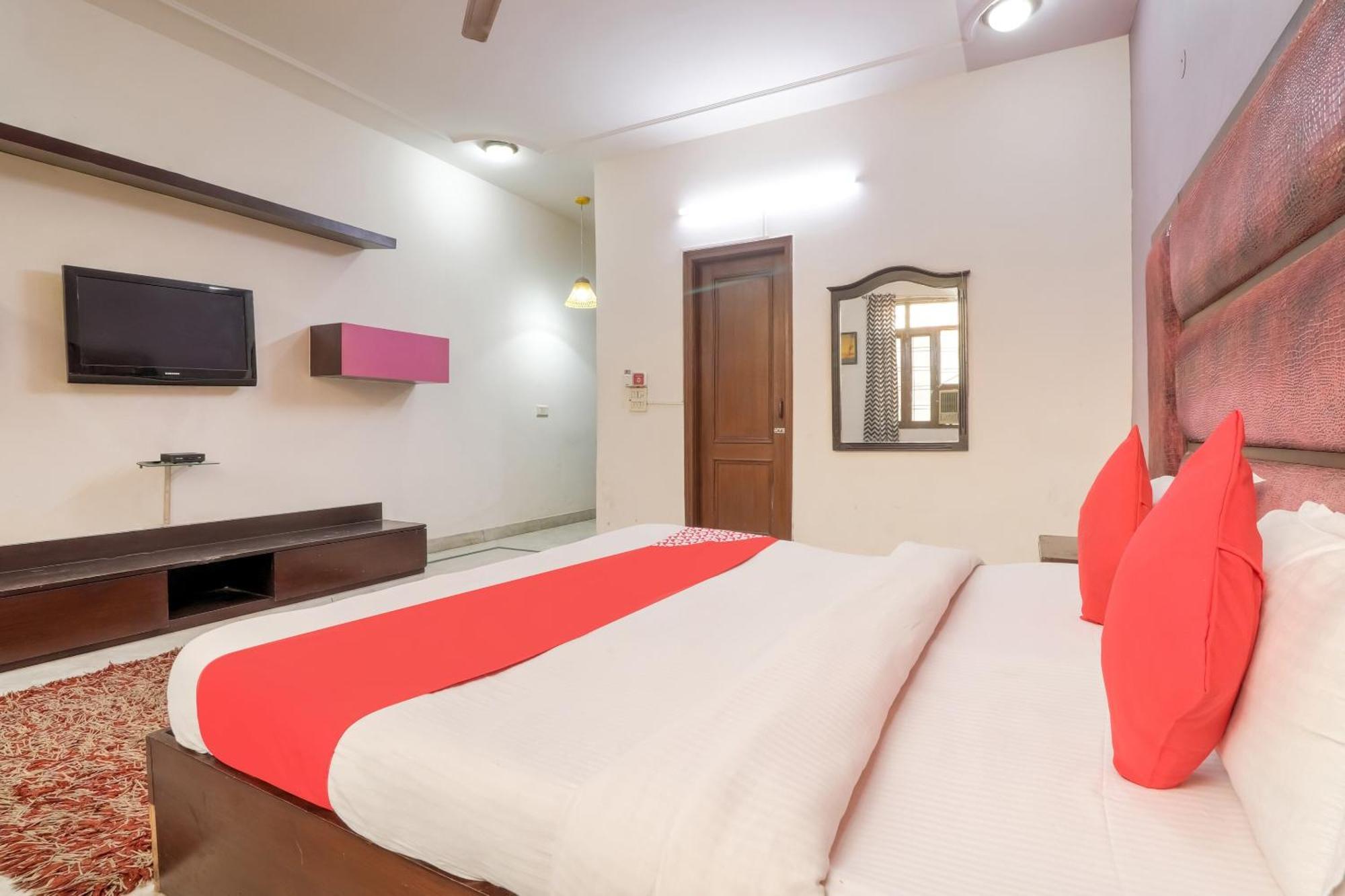 O Near Nizanuddin Hotel New Delhi