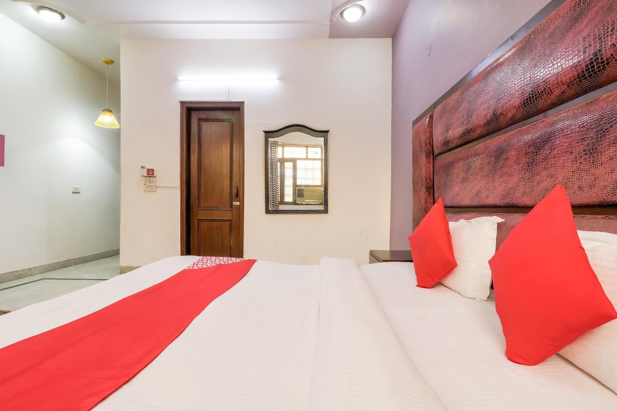 O Near Nizanuddin Hotel 3*