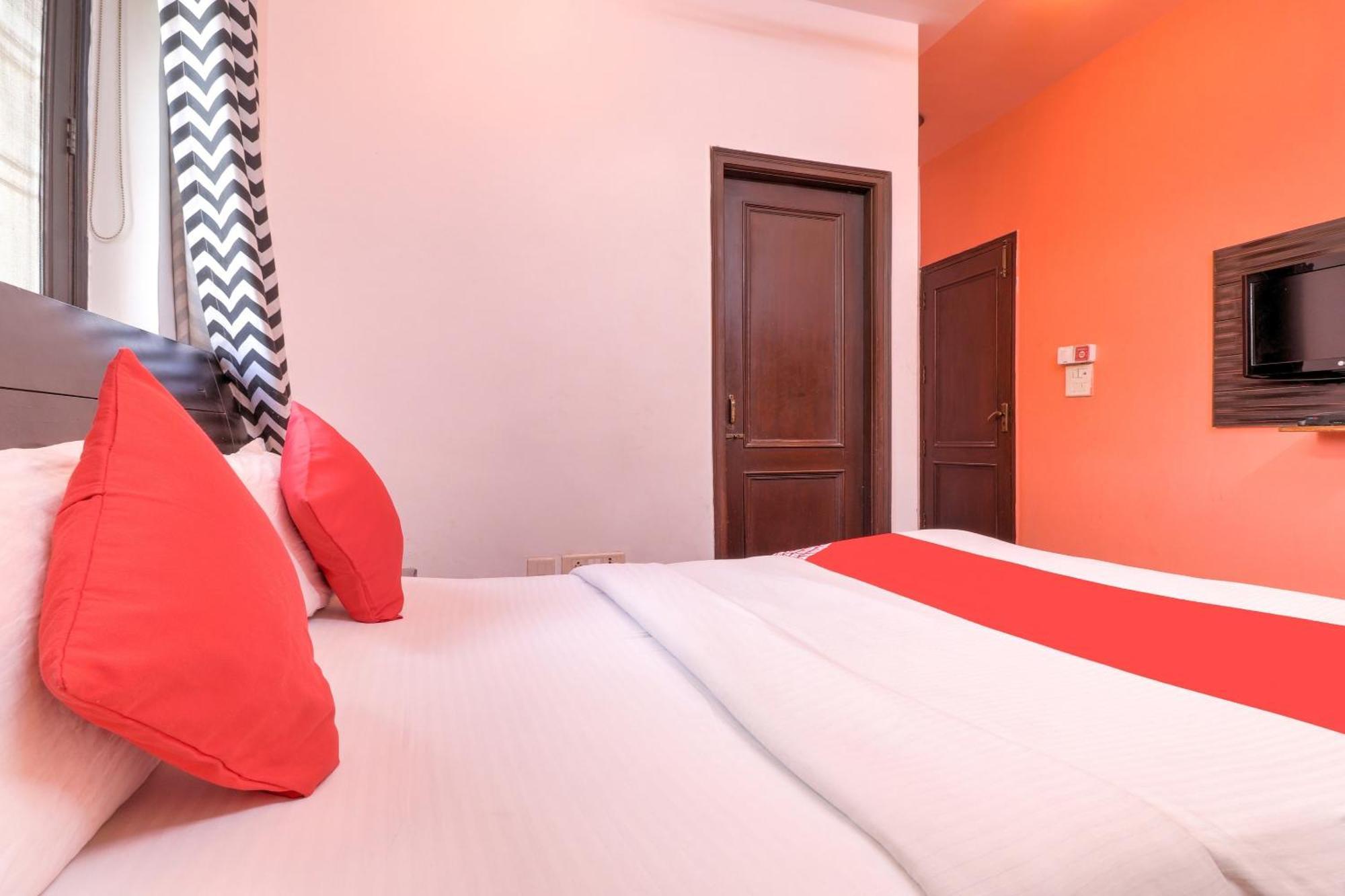 O Near Nizanuddin Hotel New Delhi