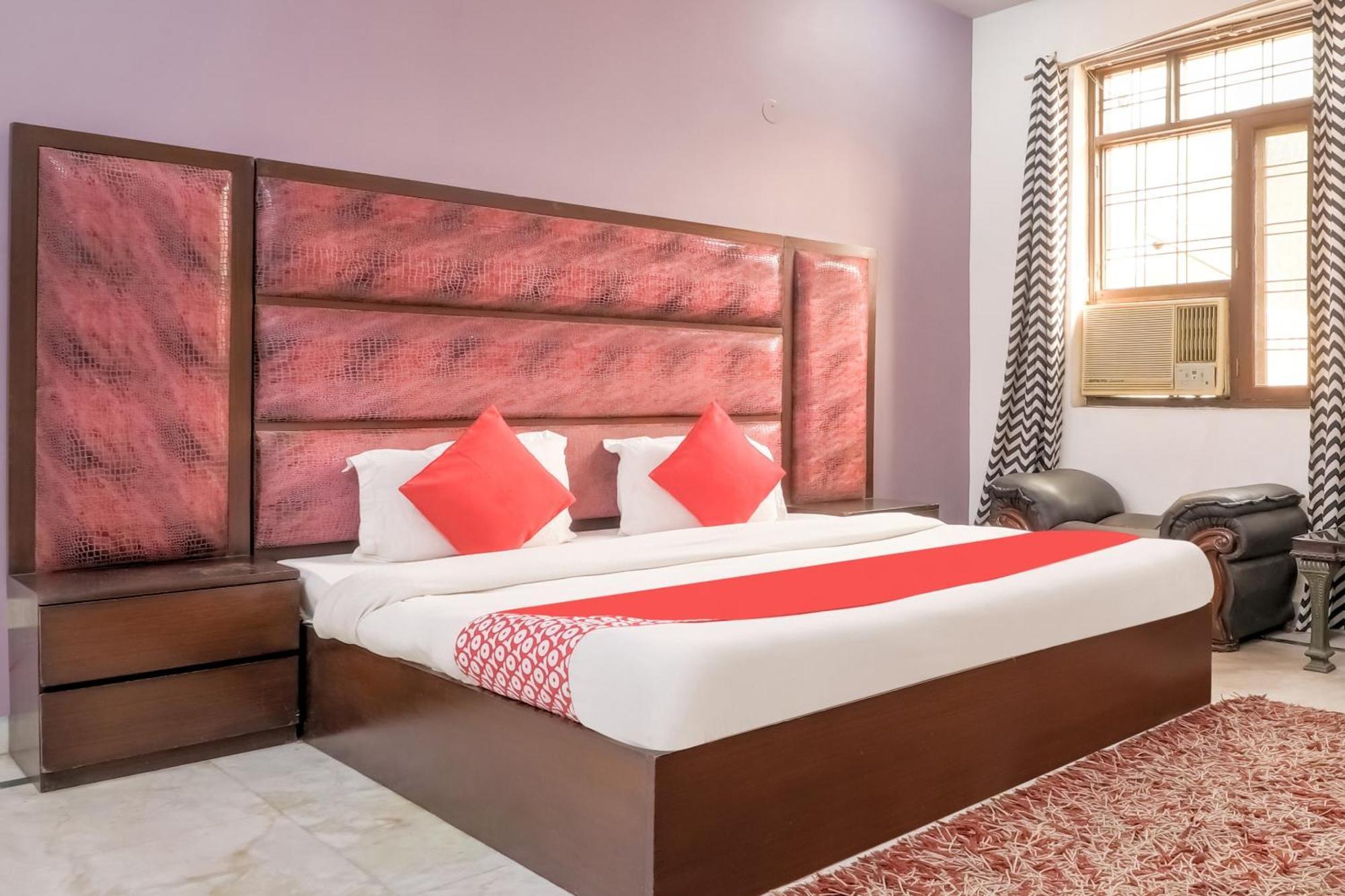 O Near Nizanuddin Hotel New Delhi