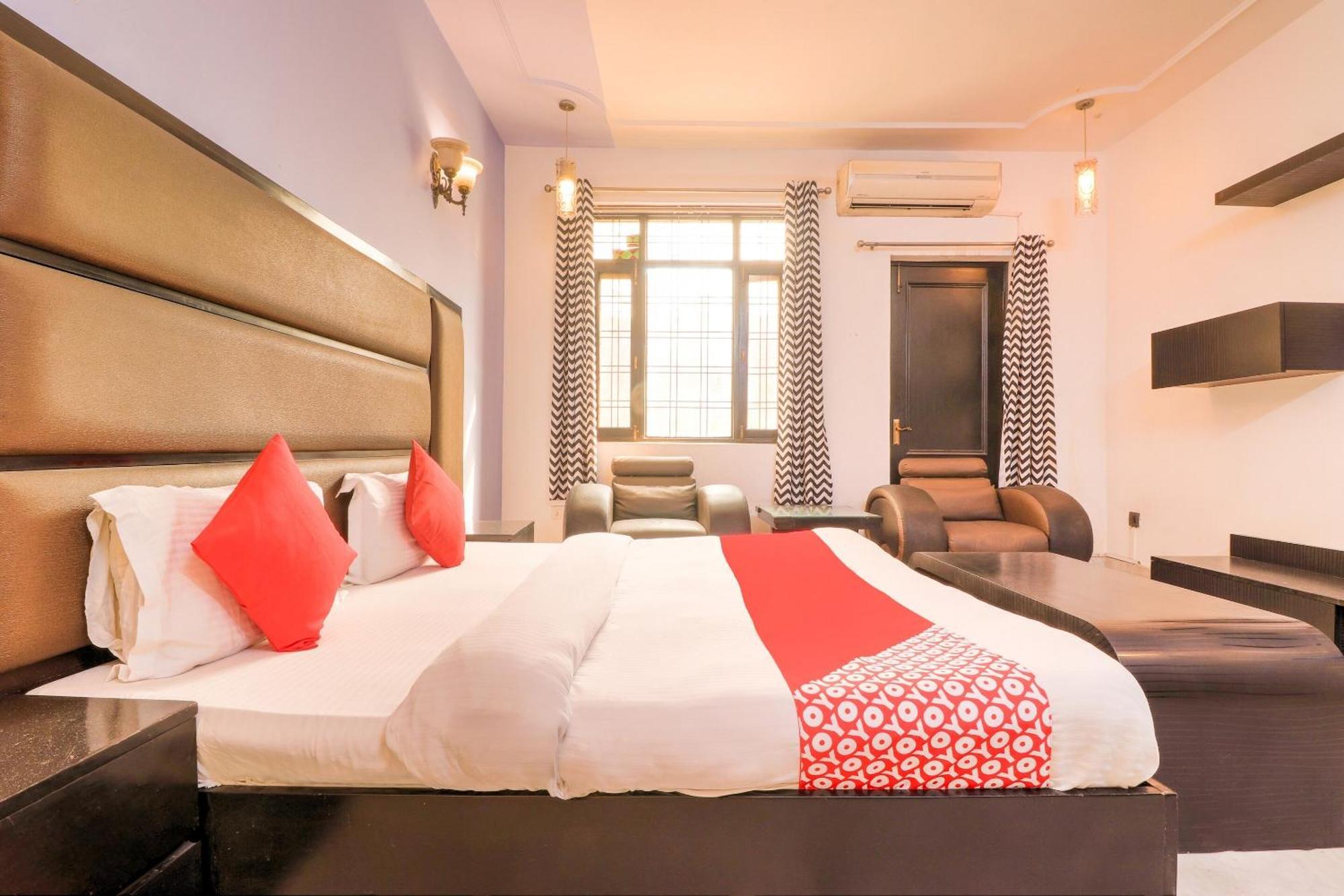 O Near Nizanuddin Hotel New Delhi
