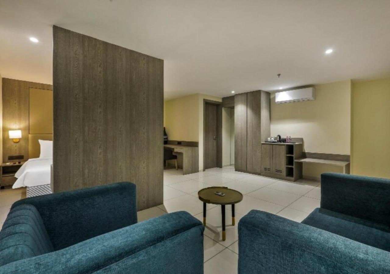 Seven Near Delhi Airport Hotel