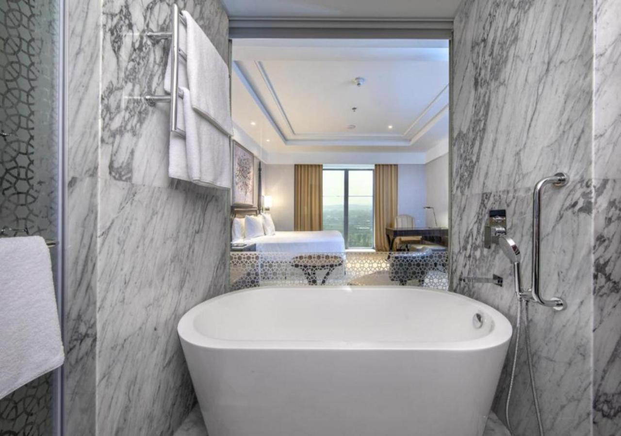 Seven Near Delhi Airport 4*