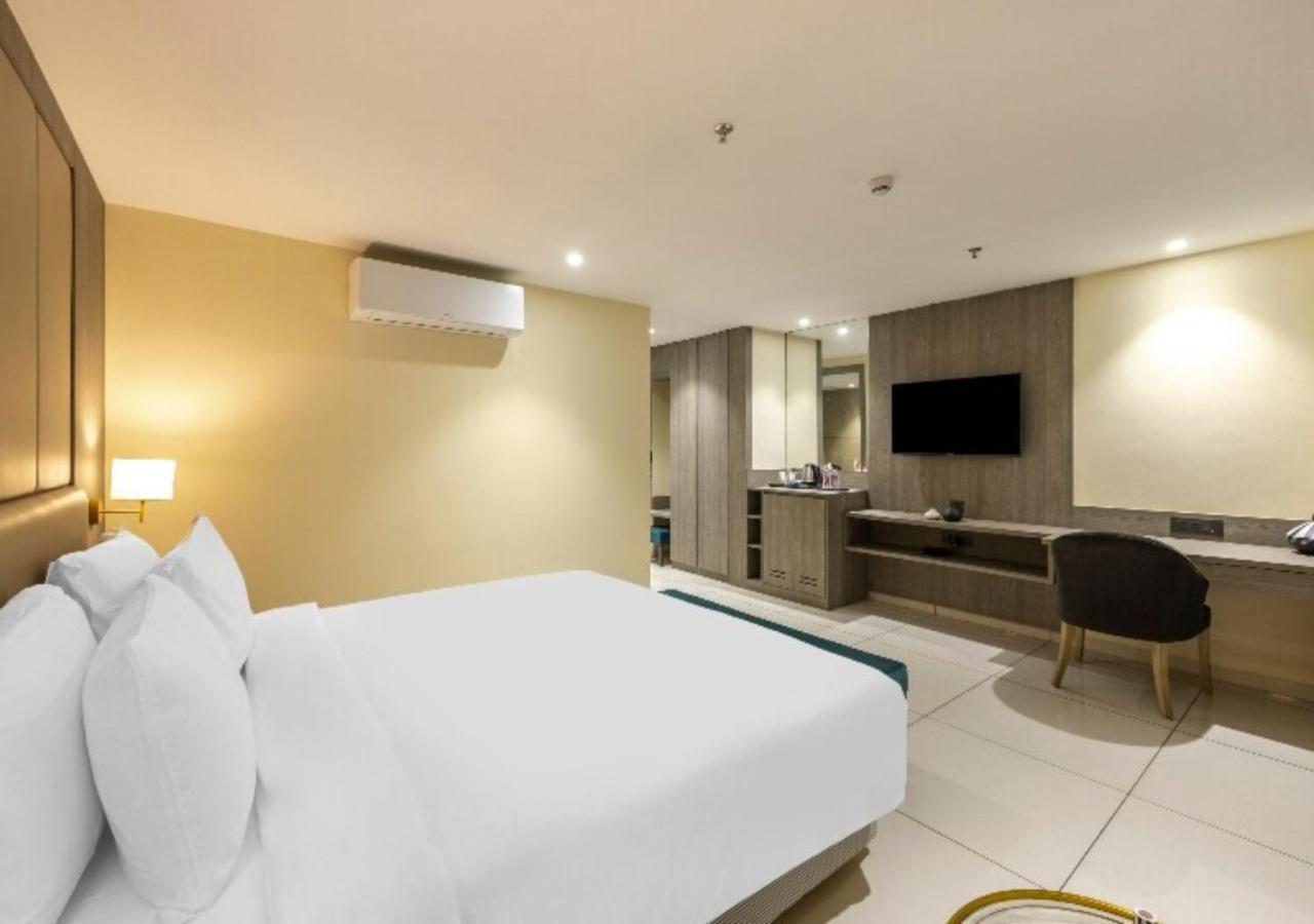 Seven Near Delhi Airport Hotel