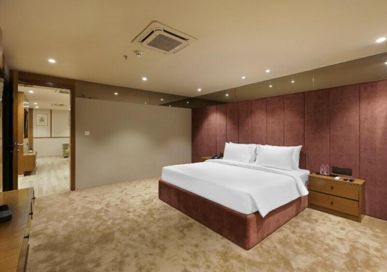 Seven Near Delhi Airport 4*