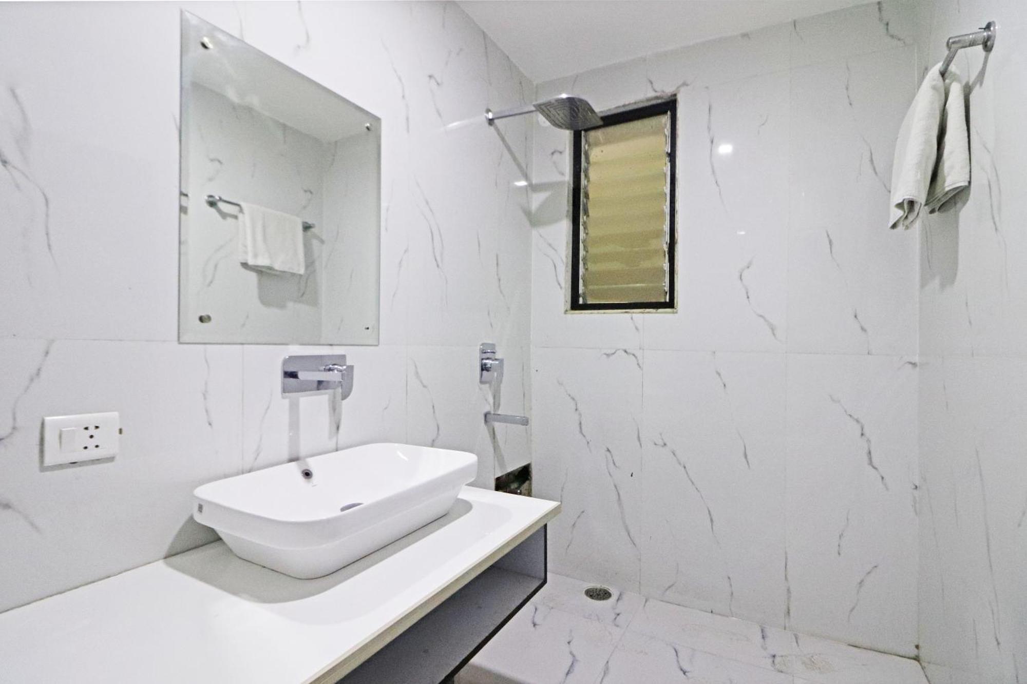 Hotel Seven Near Delhi Airport 4*
