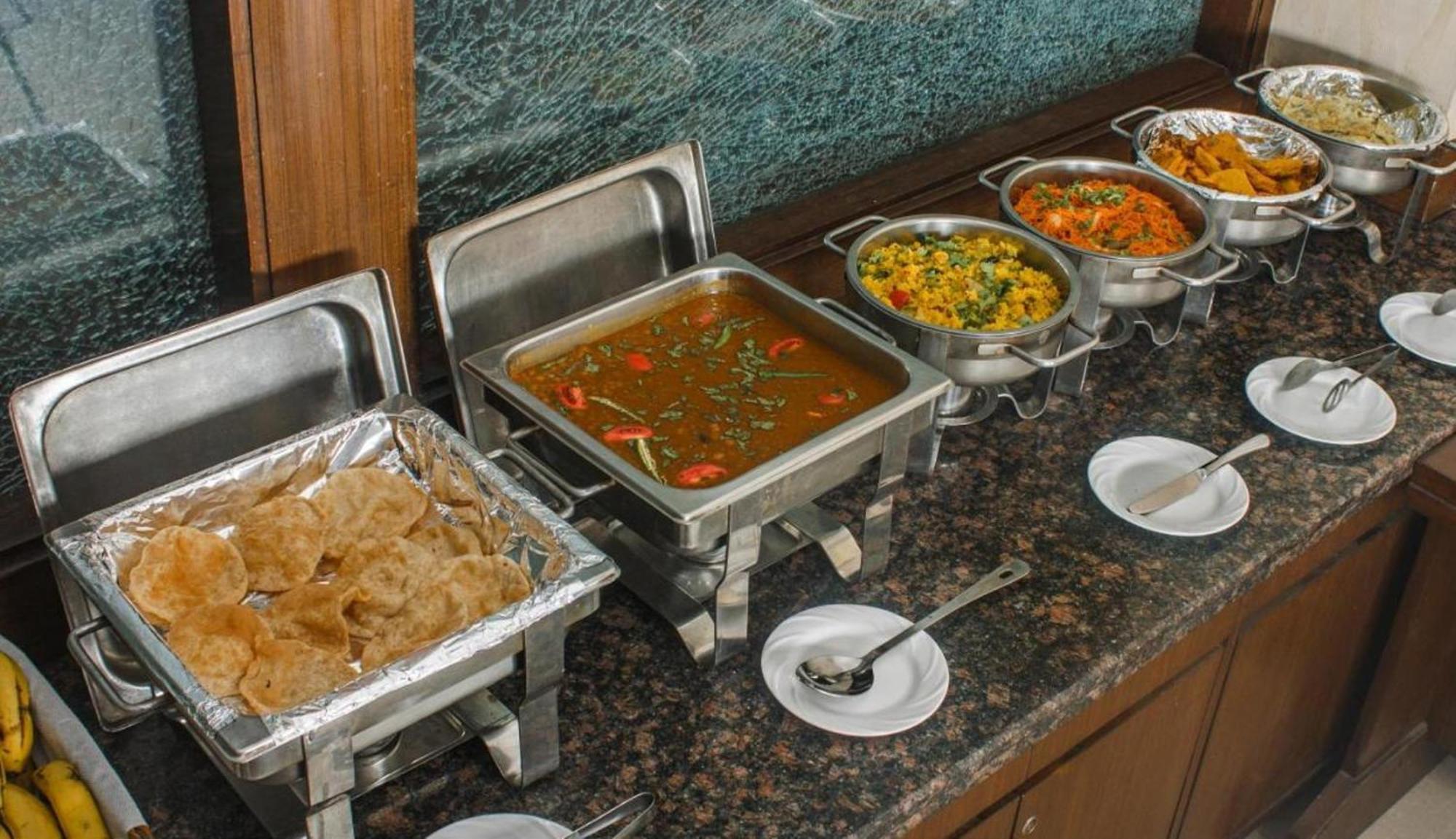 Hotel Popular Delhi Airport 3*