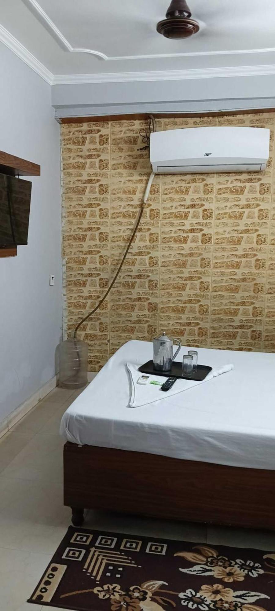 Roomshala 156 Mannat Near Laxmi Nagar Hotel 3*