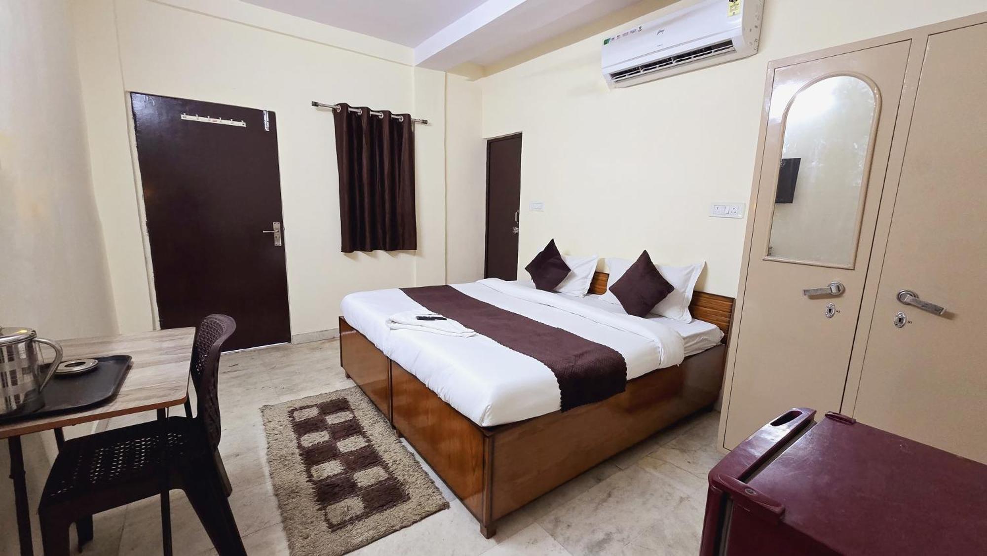 Hotel Commodo Near Durgabai Deshmukh