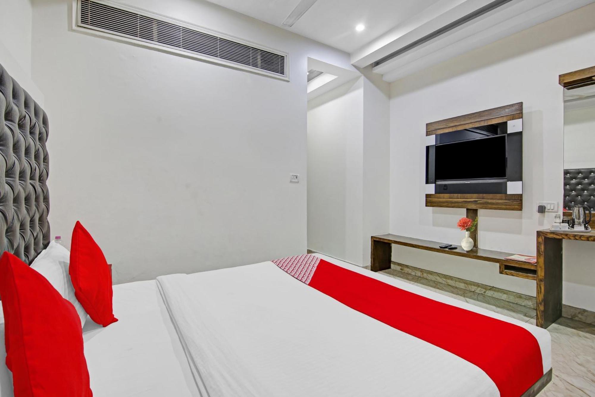 Super Oyo O Saffron Hotel 3*