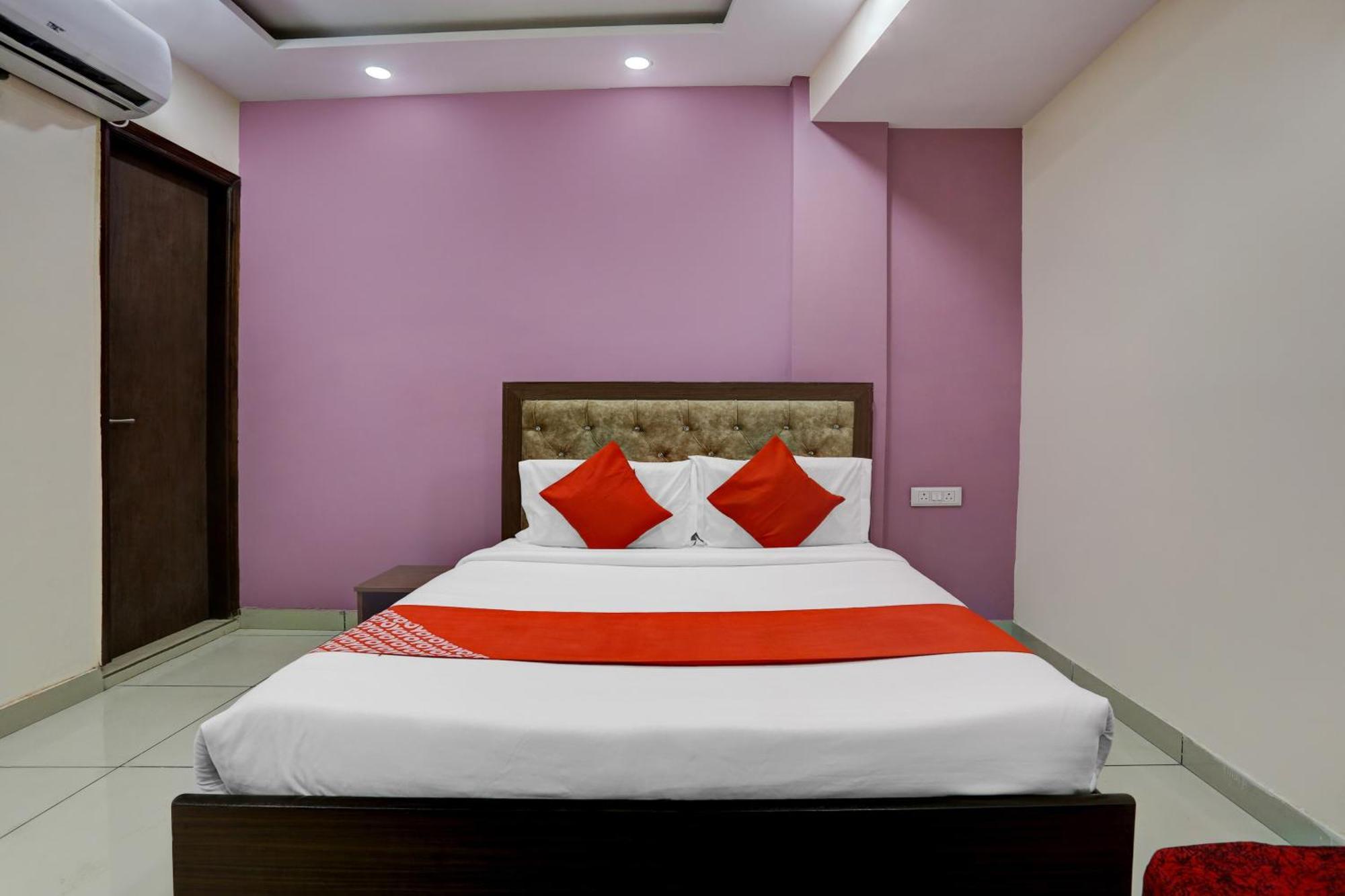 O The Paradise 3* New Delhi