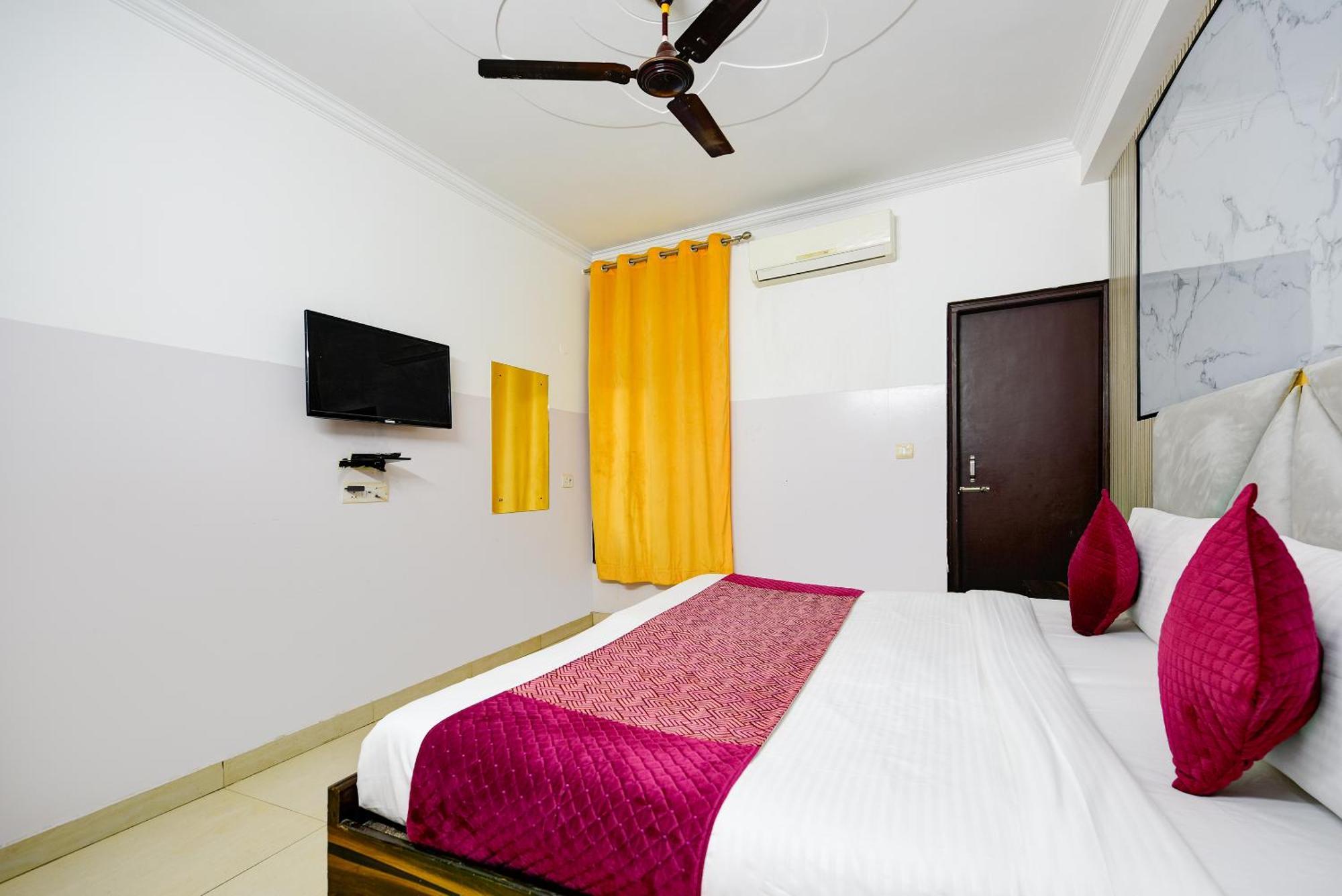 Galaxy Near Delhi Airport Hotel 4*