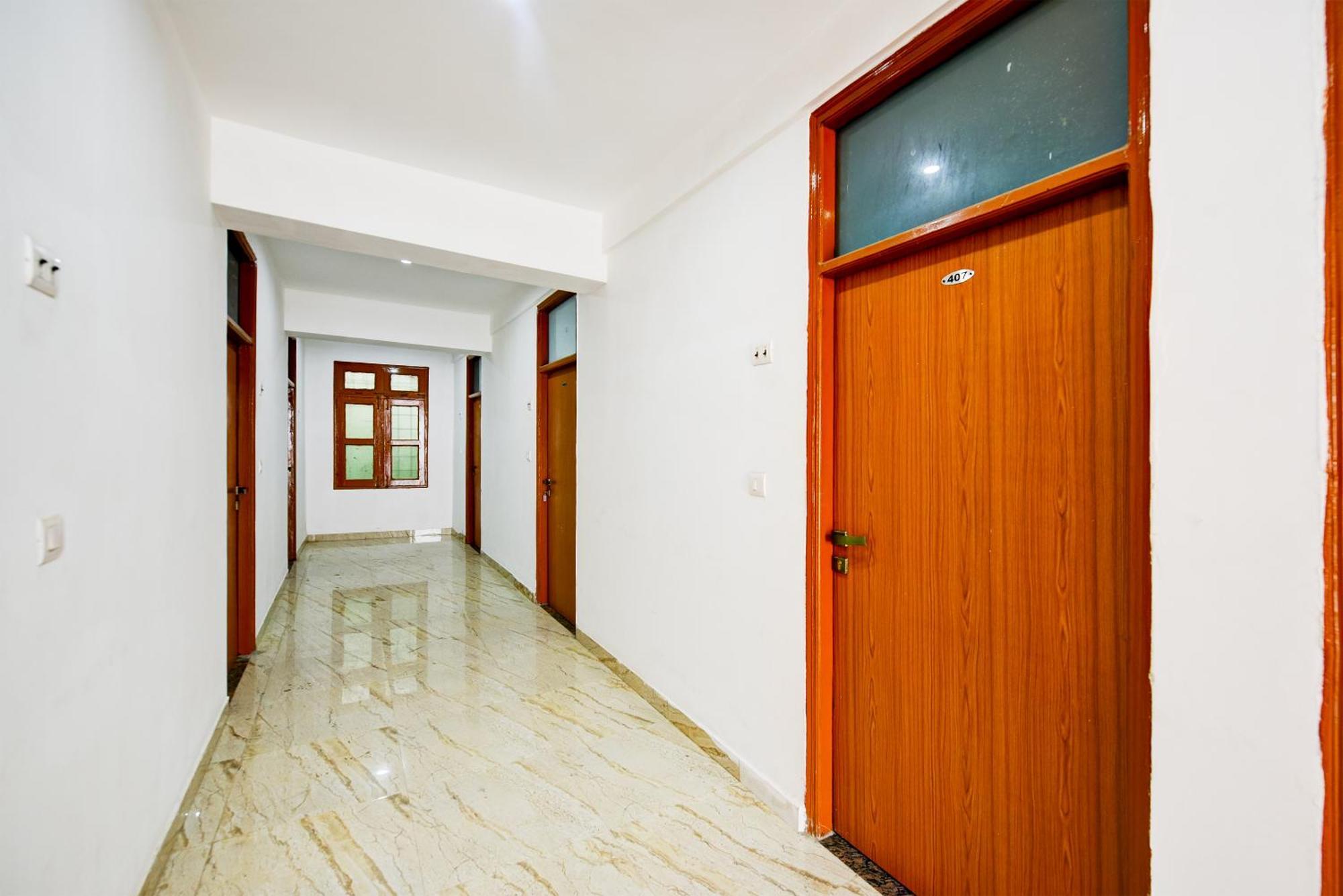 Hotel Galaxy Near Delhi Airport 4*
