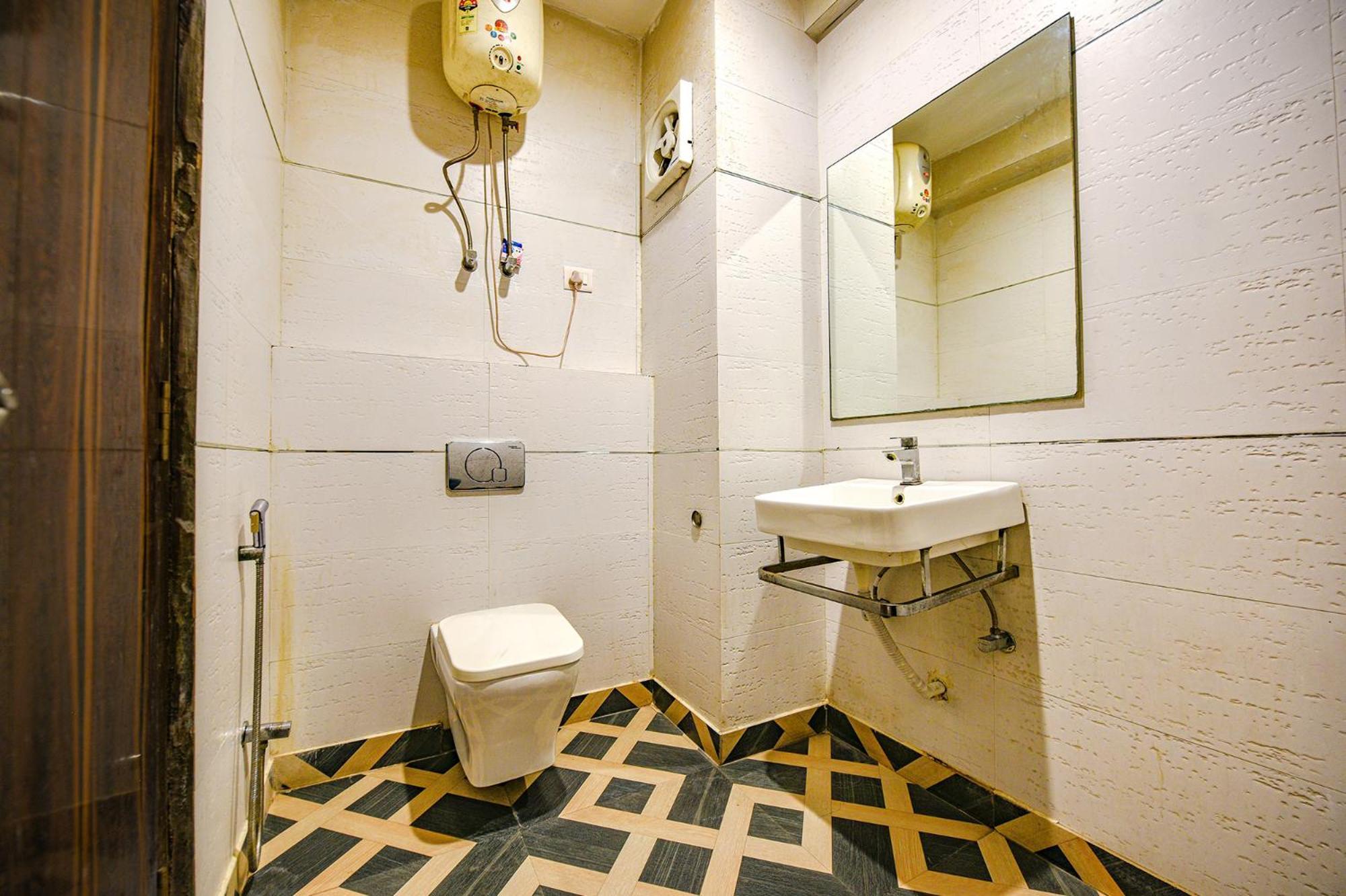 International Embassy Hotel 3*