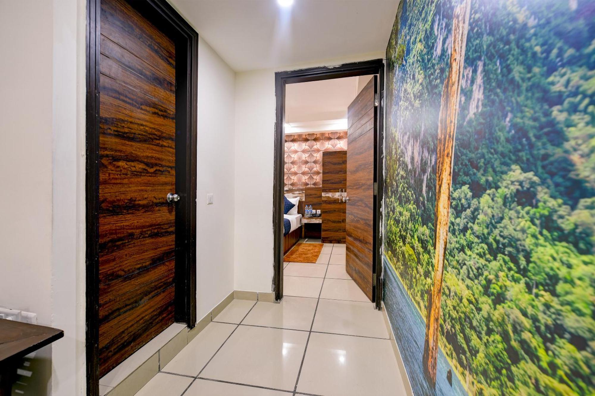 Hotel The Ocaen Near Delhi Airport 4*