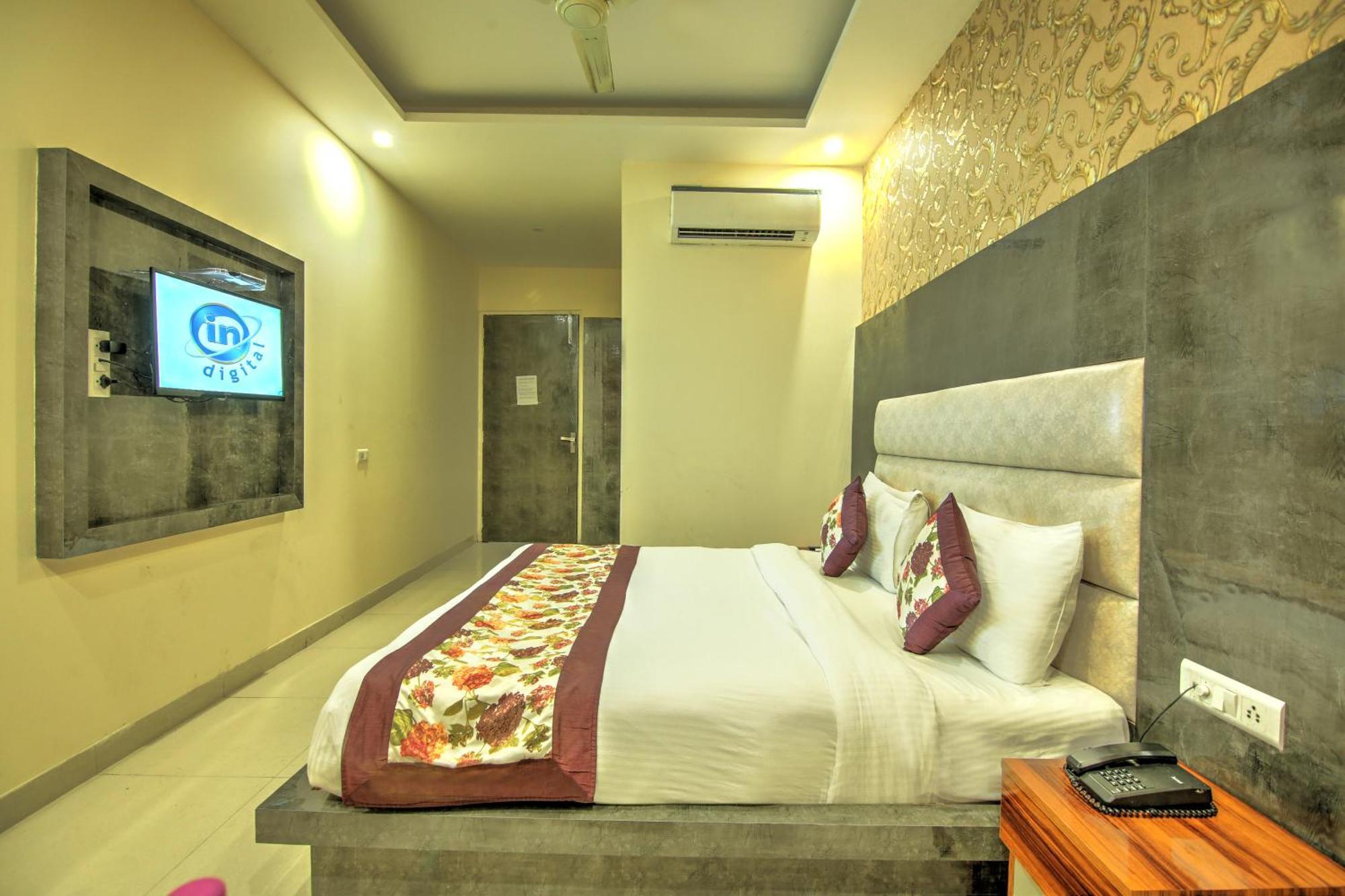 Smart Signature Delhi Airport Hotel 3*