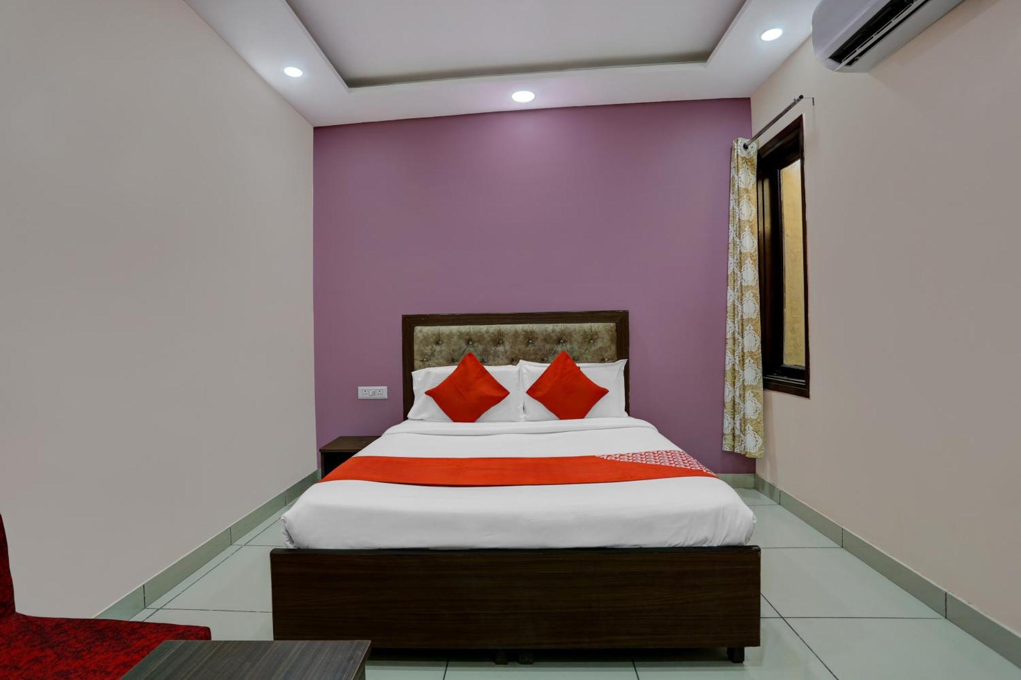 O The Paradise 3* New Delhi