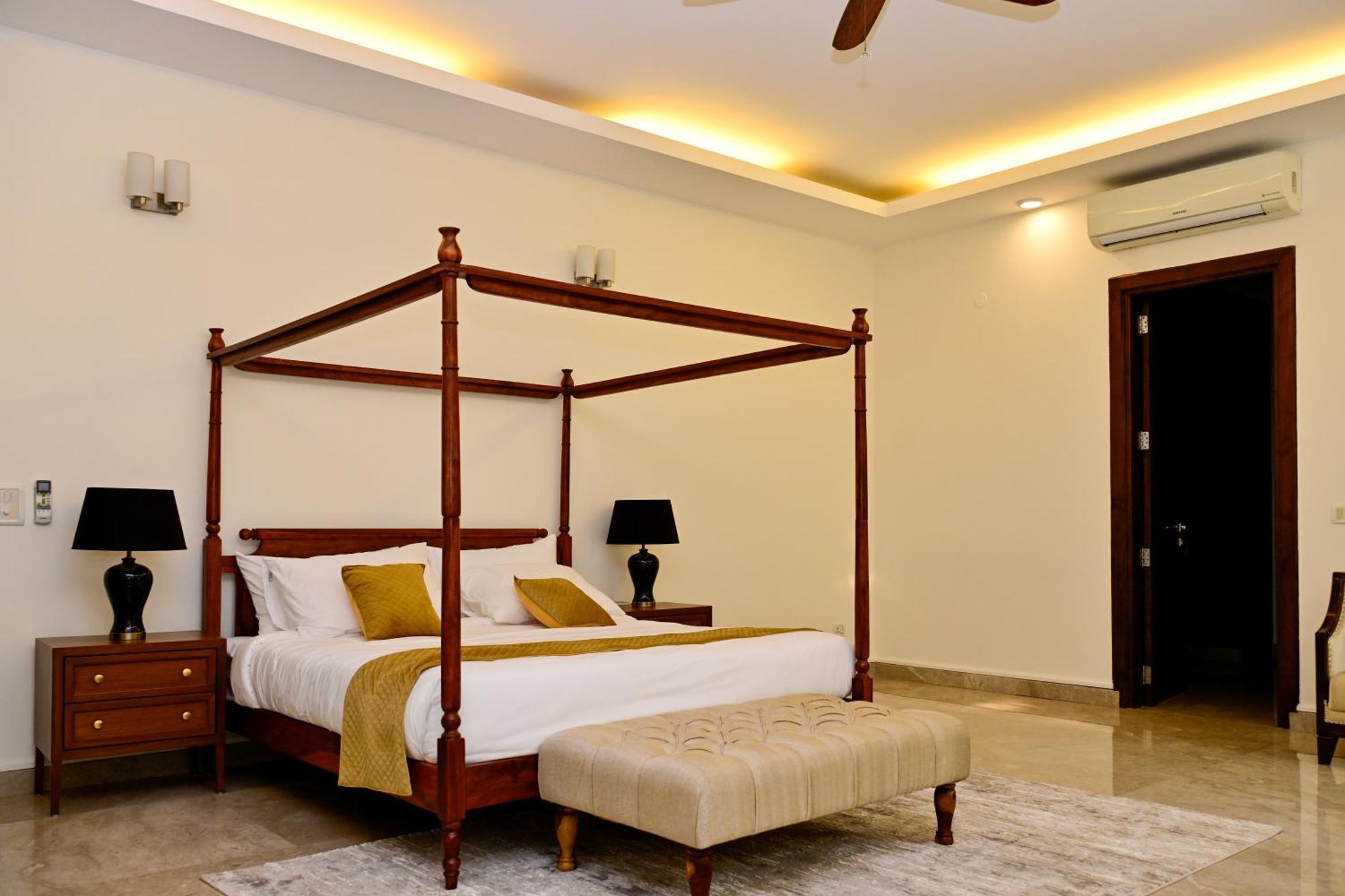 Udman Luxe Chattarpur Villa *