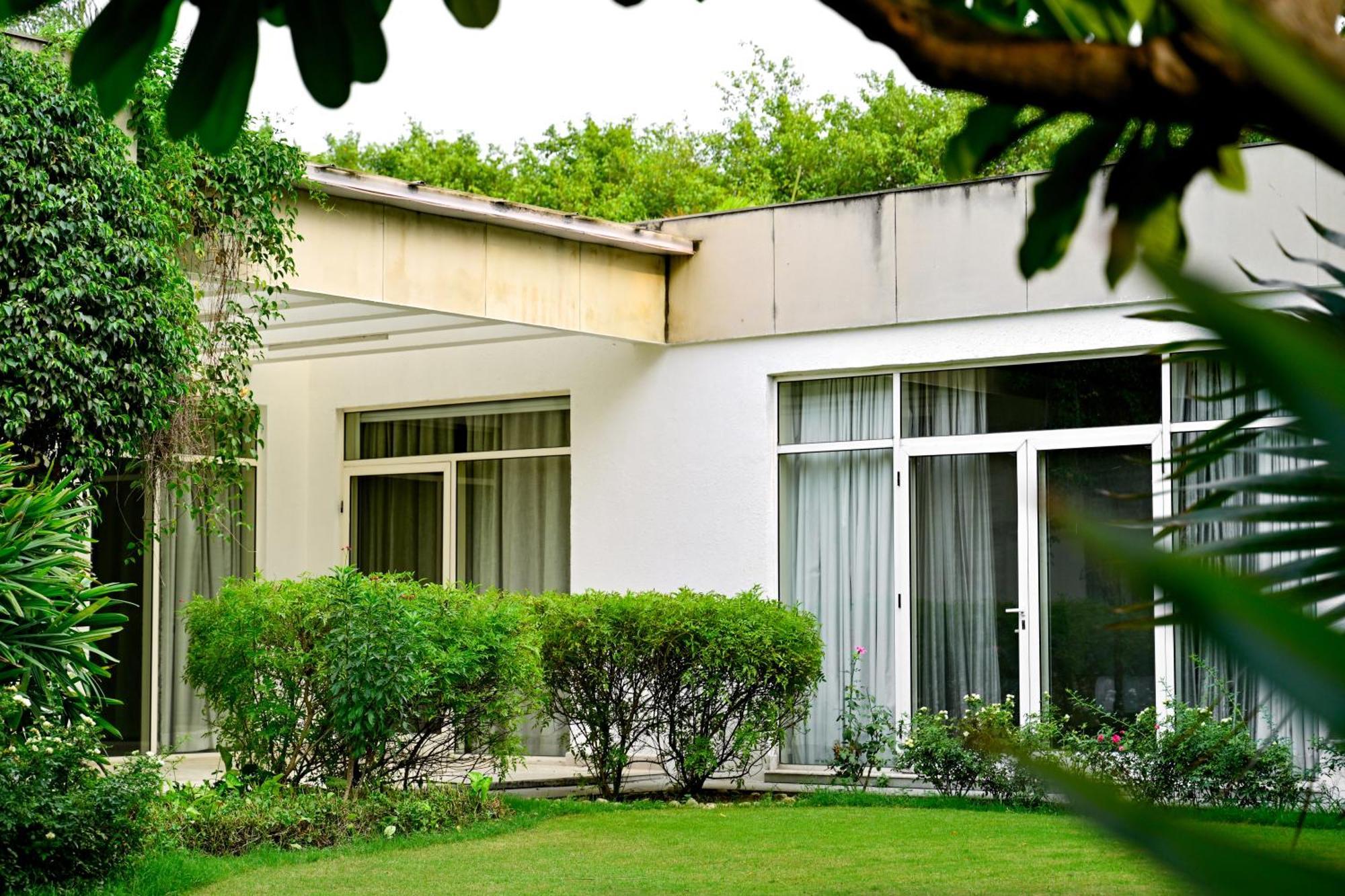 Udman Luxe Chattarpur Villa *