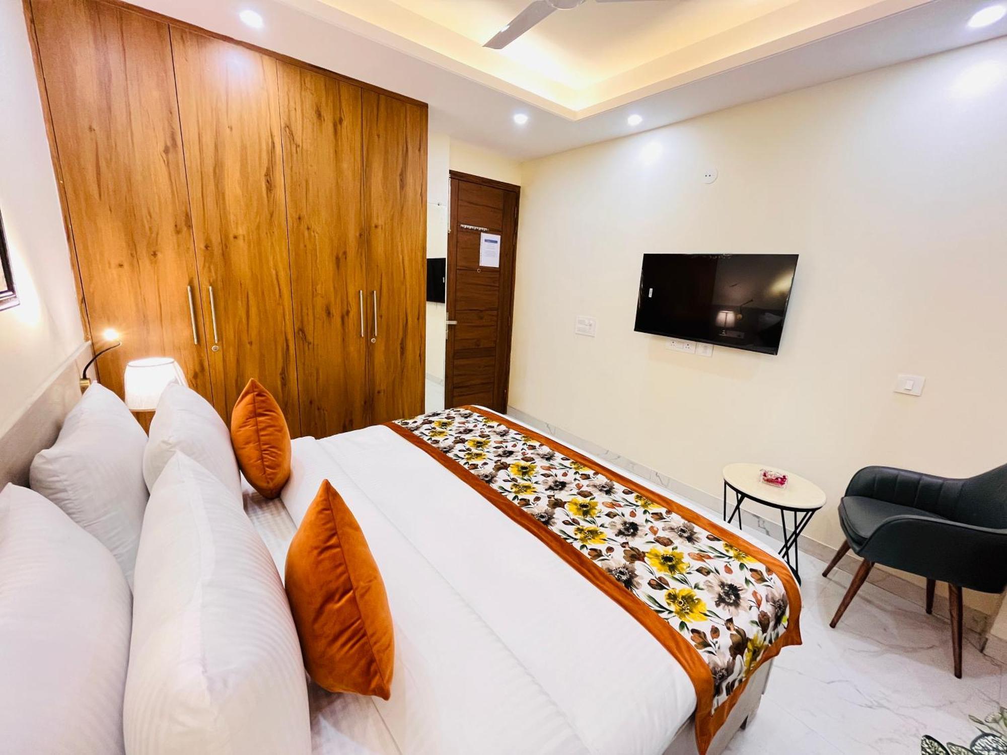 Ivaan Homes Opposite To Iskcon Temple East Of Kailash Hotel