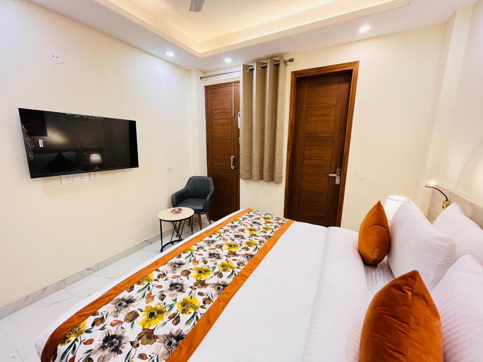Ivaan Homes Opposite To Iskcon Temple East Of Kailash Hotel