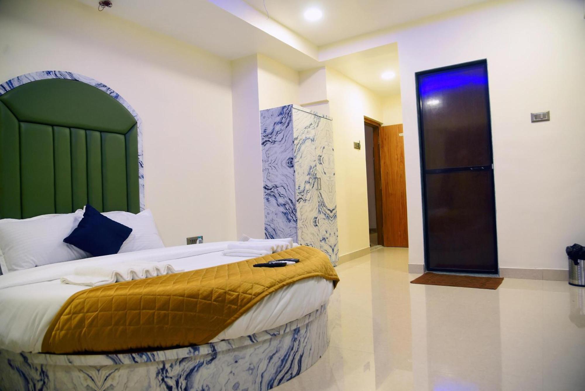 Airport Tulip Near Delhi Airport Hotel 4*
