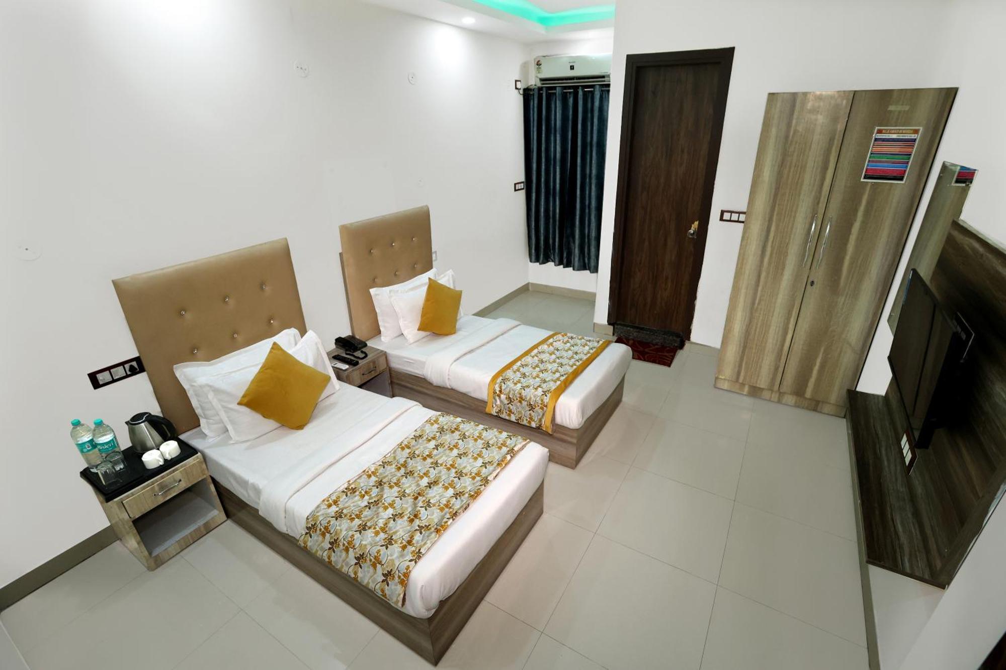 Hotel Popular Delhi Airport 3*
