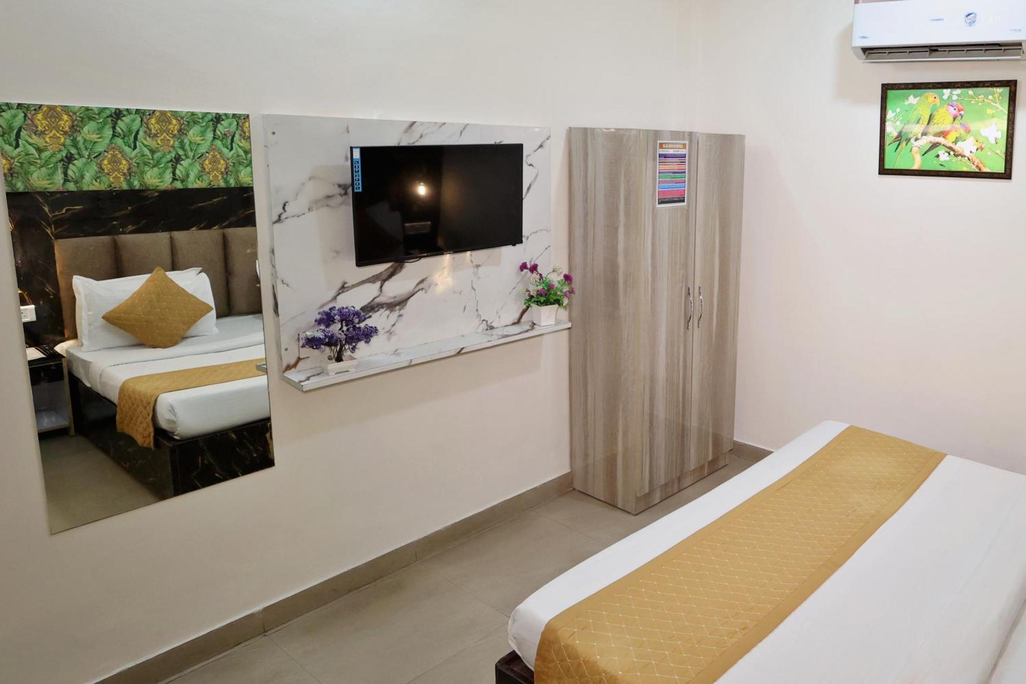 Hotel Popular Delhi Airport 3*