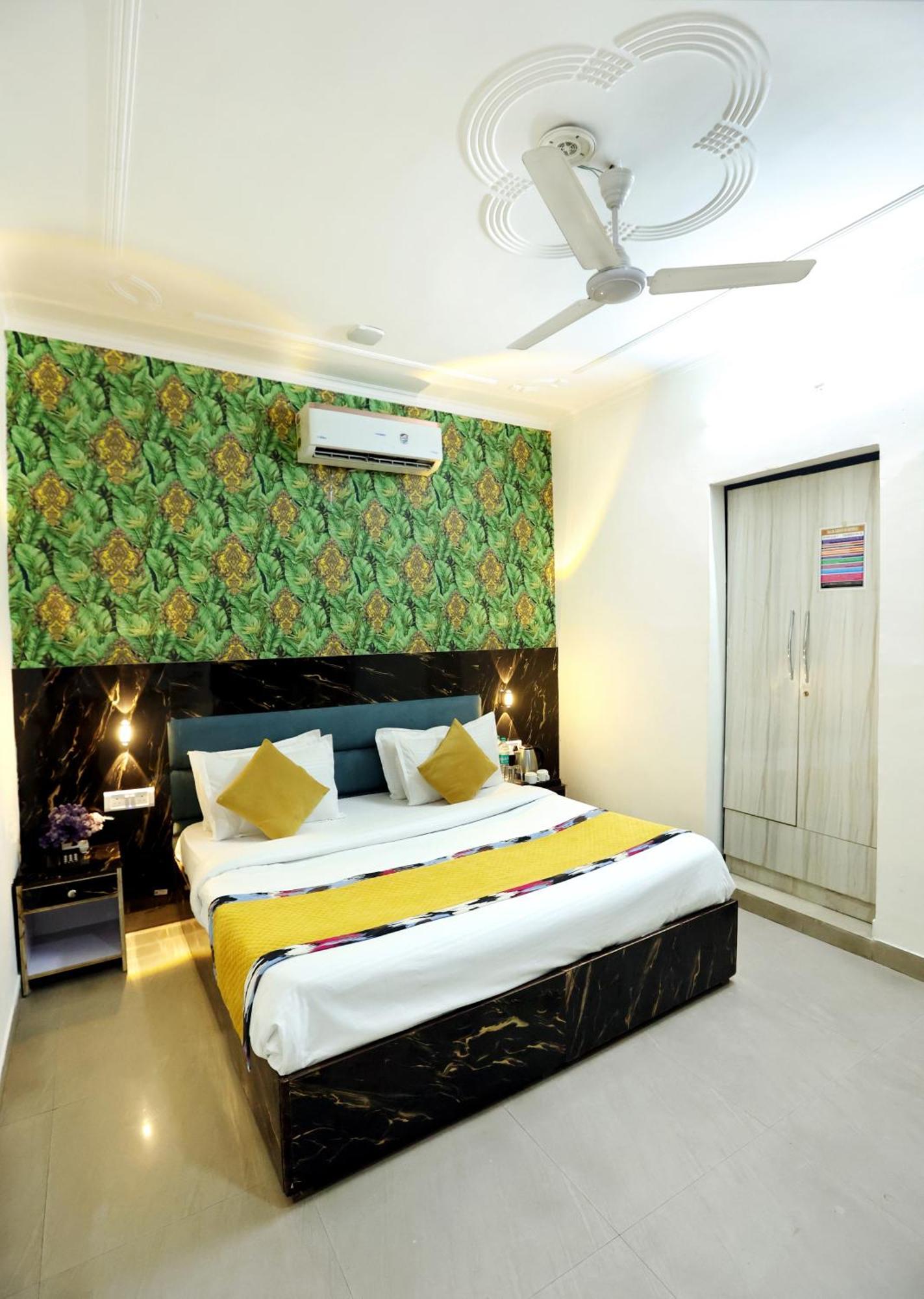 Hotel Popular Delhi Airport 3*