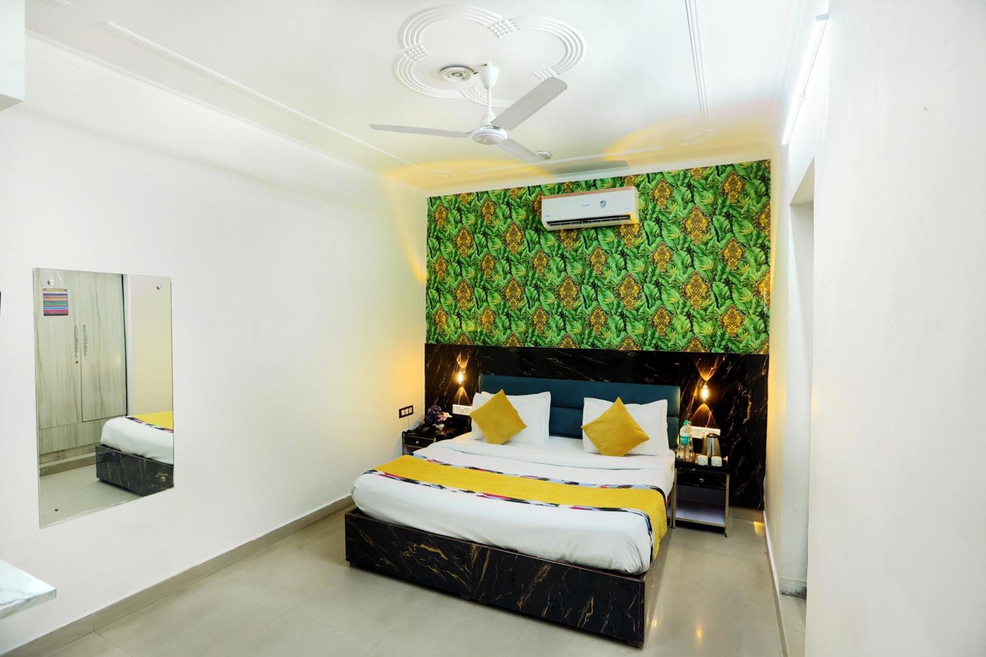 Hotel Popular Delhi Airport 3*