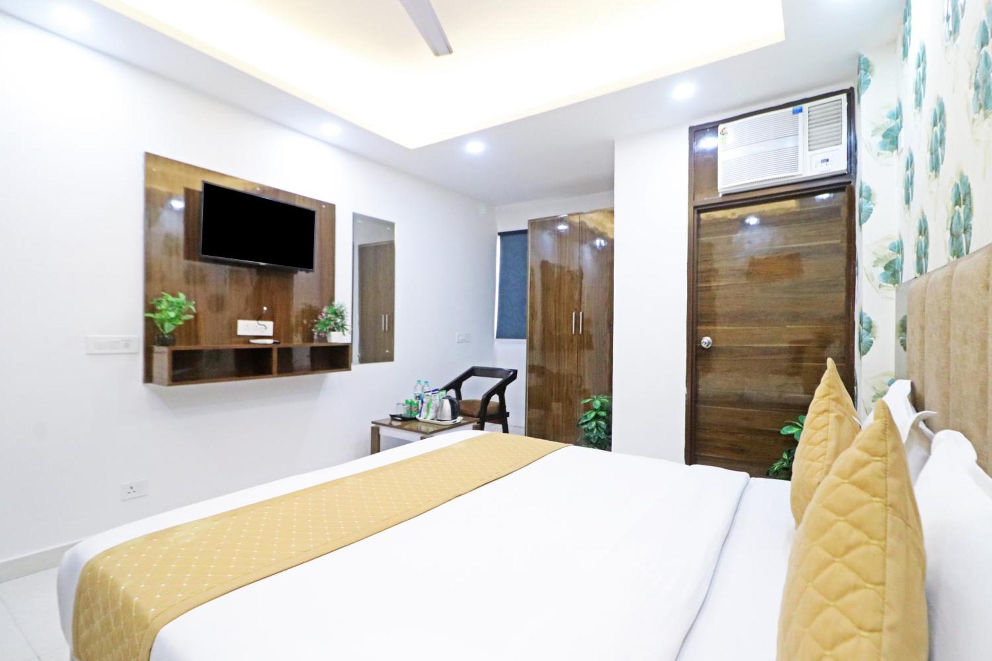 Hotel Airport Tulip Near Delhi Airport 4*
